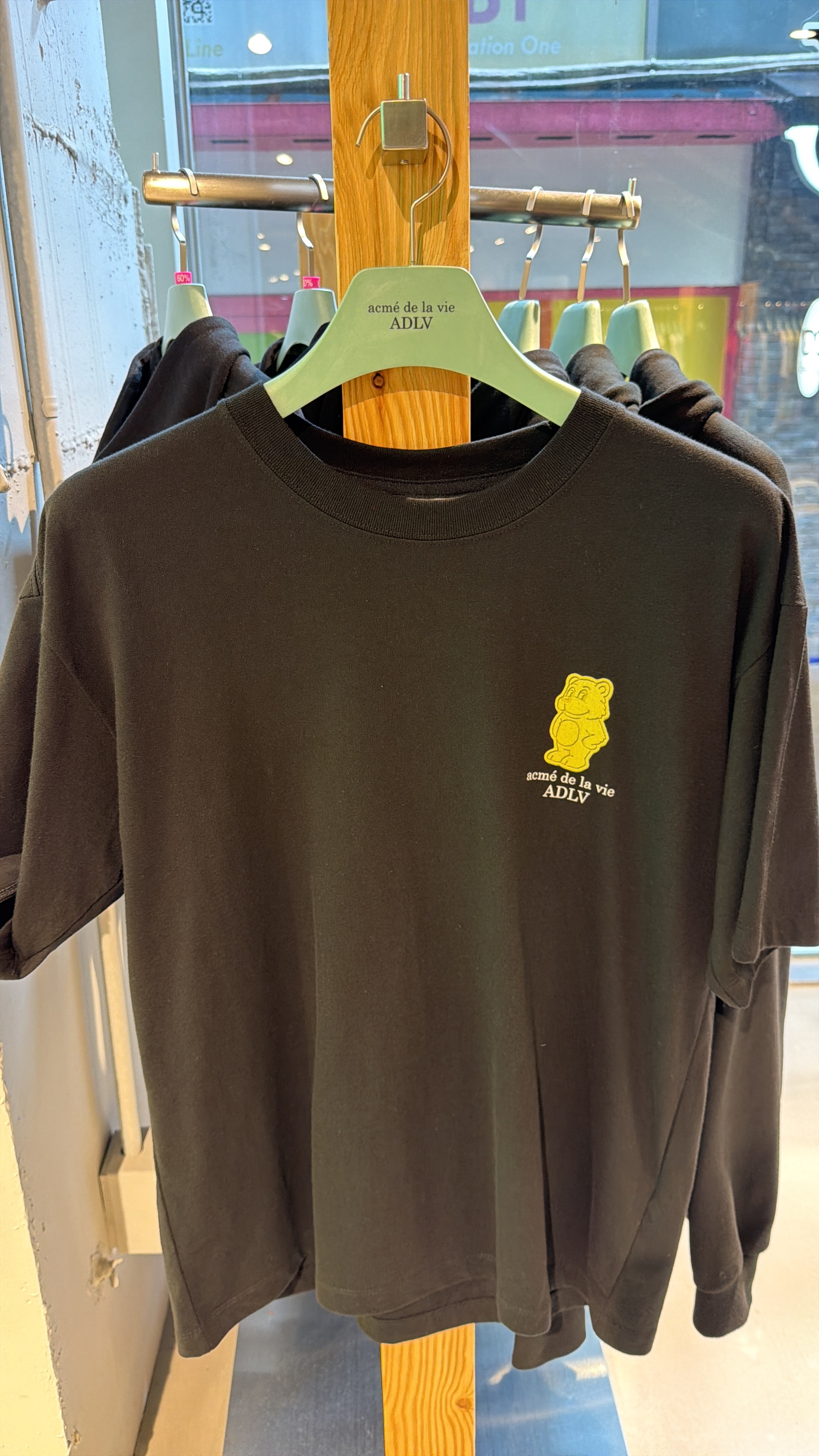 TA31 ADLV 彩色熊仔 T-shirt-黑色