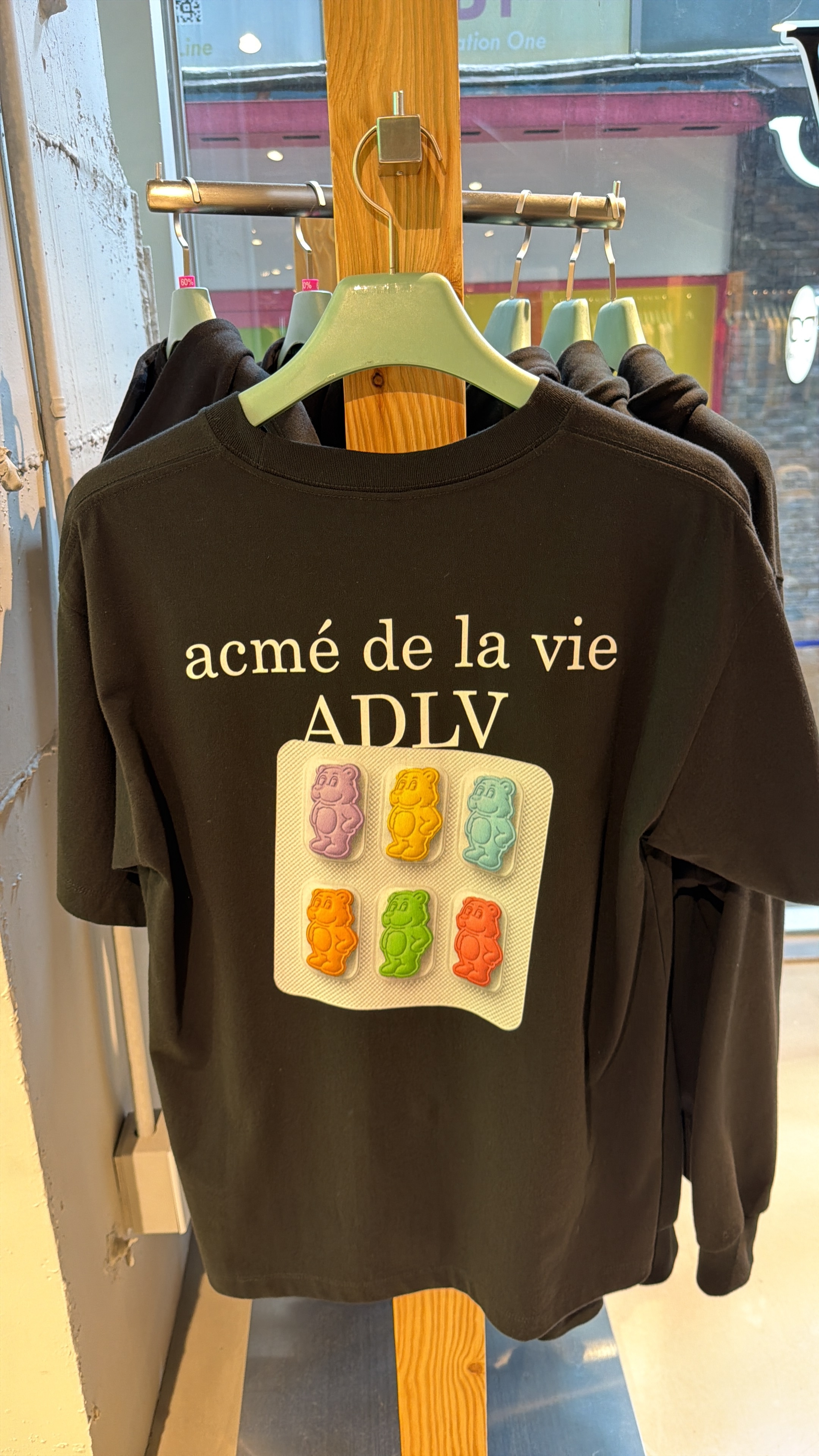 TA31 ADLV 彩色熊仔 T-shirt-黑色