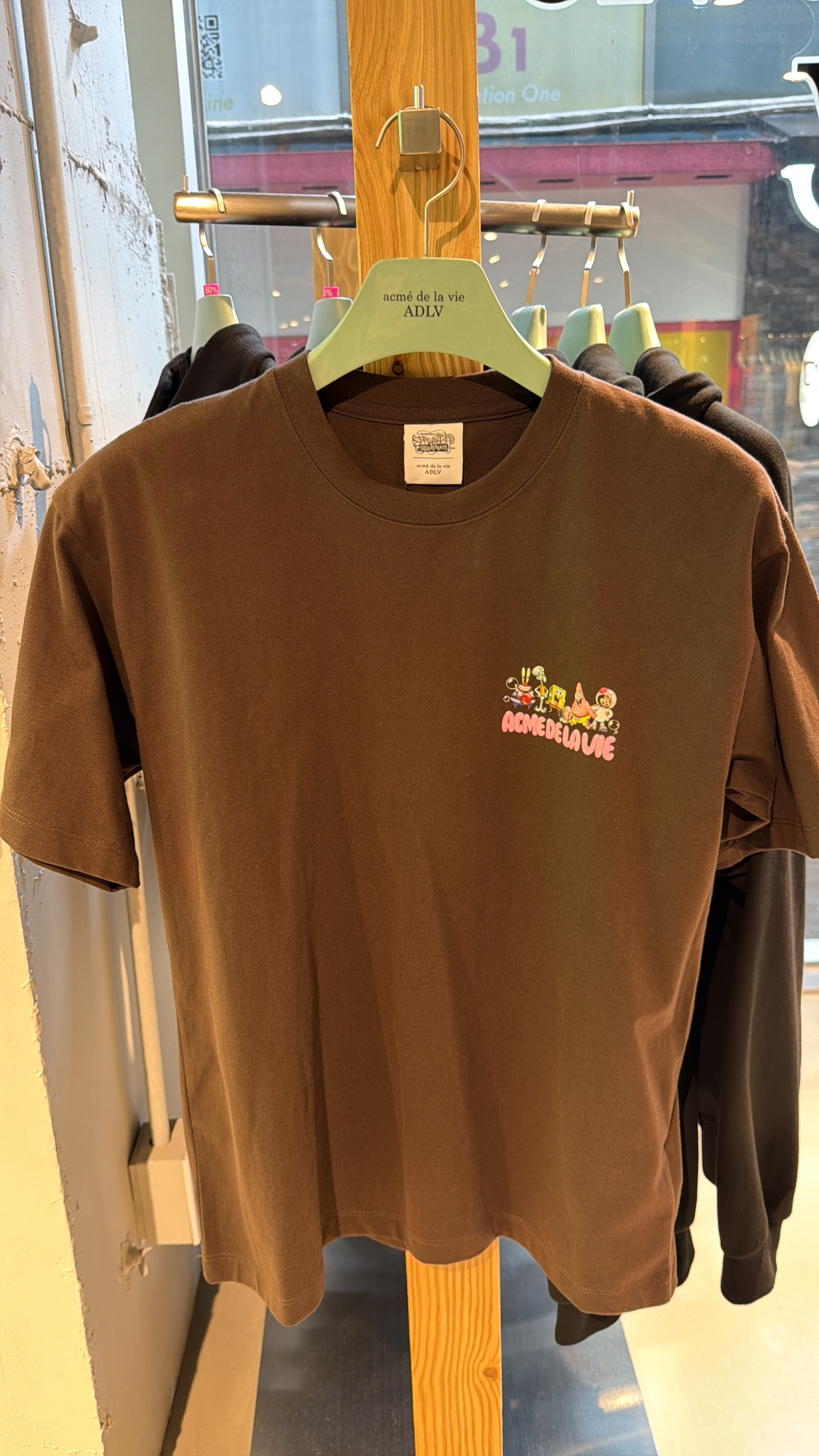TA41 ADLVx海綿寶寶家族 粉字啡T-shirt