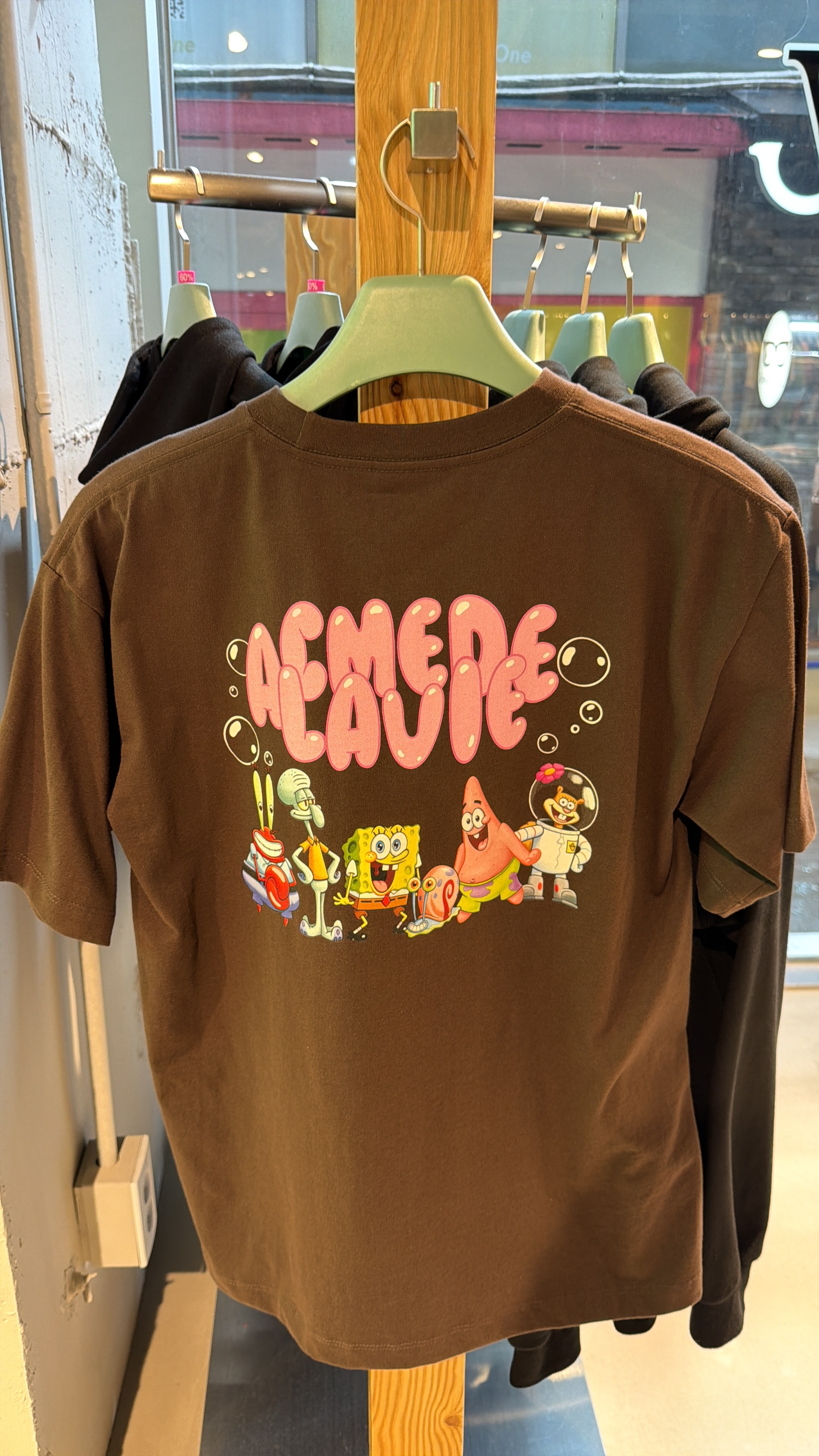 TA41 ADLVx海綿寶寶家族 粉字啡T-shirt
