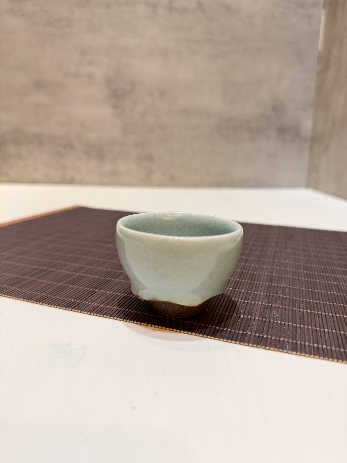 青瓷小山茶杯