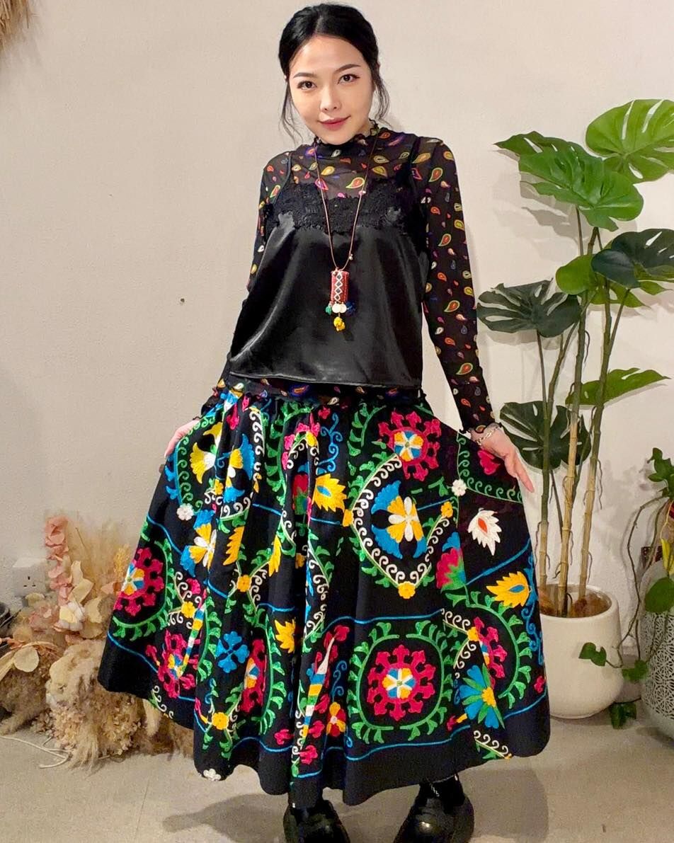 流蘇黑底彩刺繡經典半圓枱裙 四米半布 M3802E  (0522)