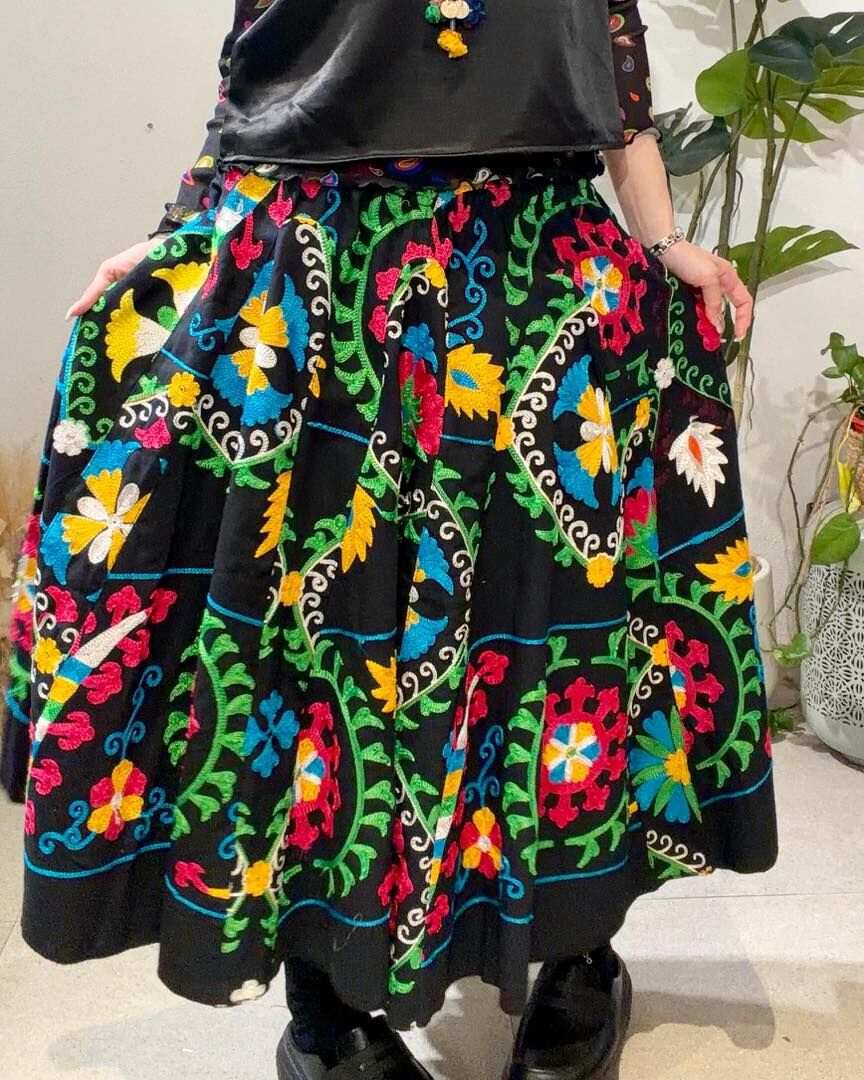 流蘇黑底彩刺繡經典半圓枱裙 四米半布 M3802E  (0522)