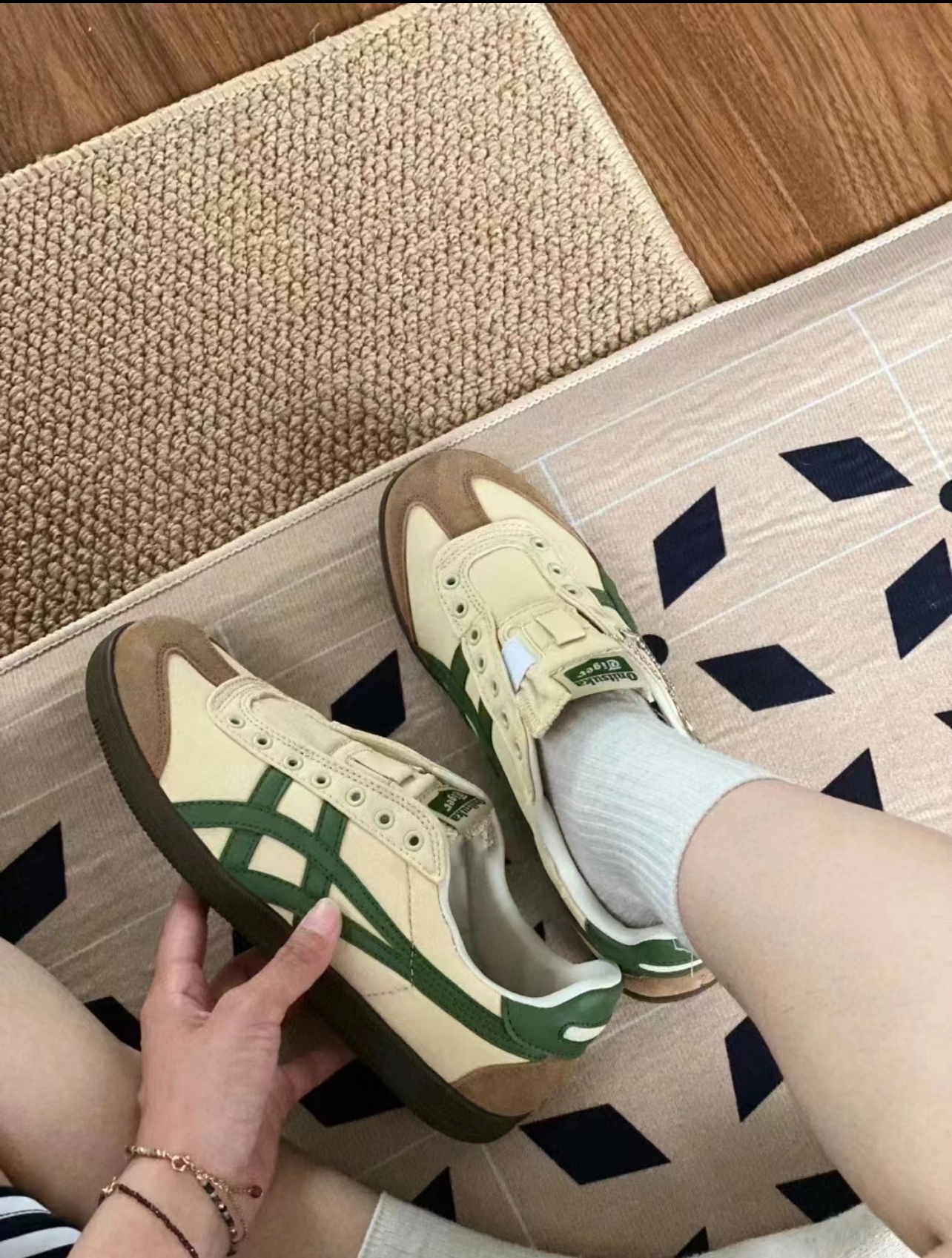 代購-Onitsuka Tiger鬼塚虎 Tokuten Slip-on 休閒懶人鞋 男女同款 綠棕 1183C129-250 （無鞋帶！）