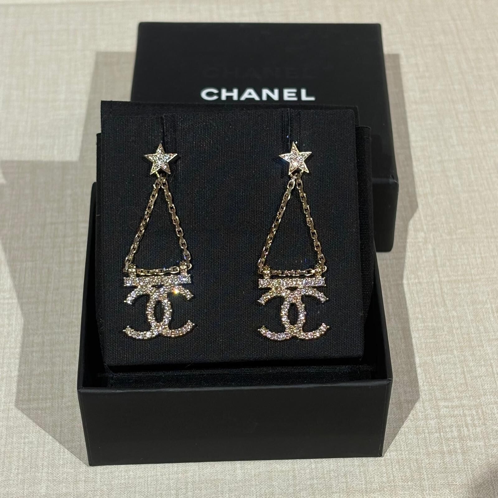 全新CHANEL EARRINGS, 2 x 5.8cm, 水鑽星星垂墜雙C LOGO, #香奈兒耳環, #BRAND NEW #香榭站正品