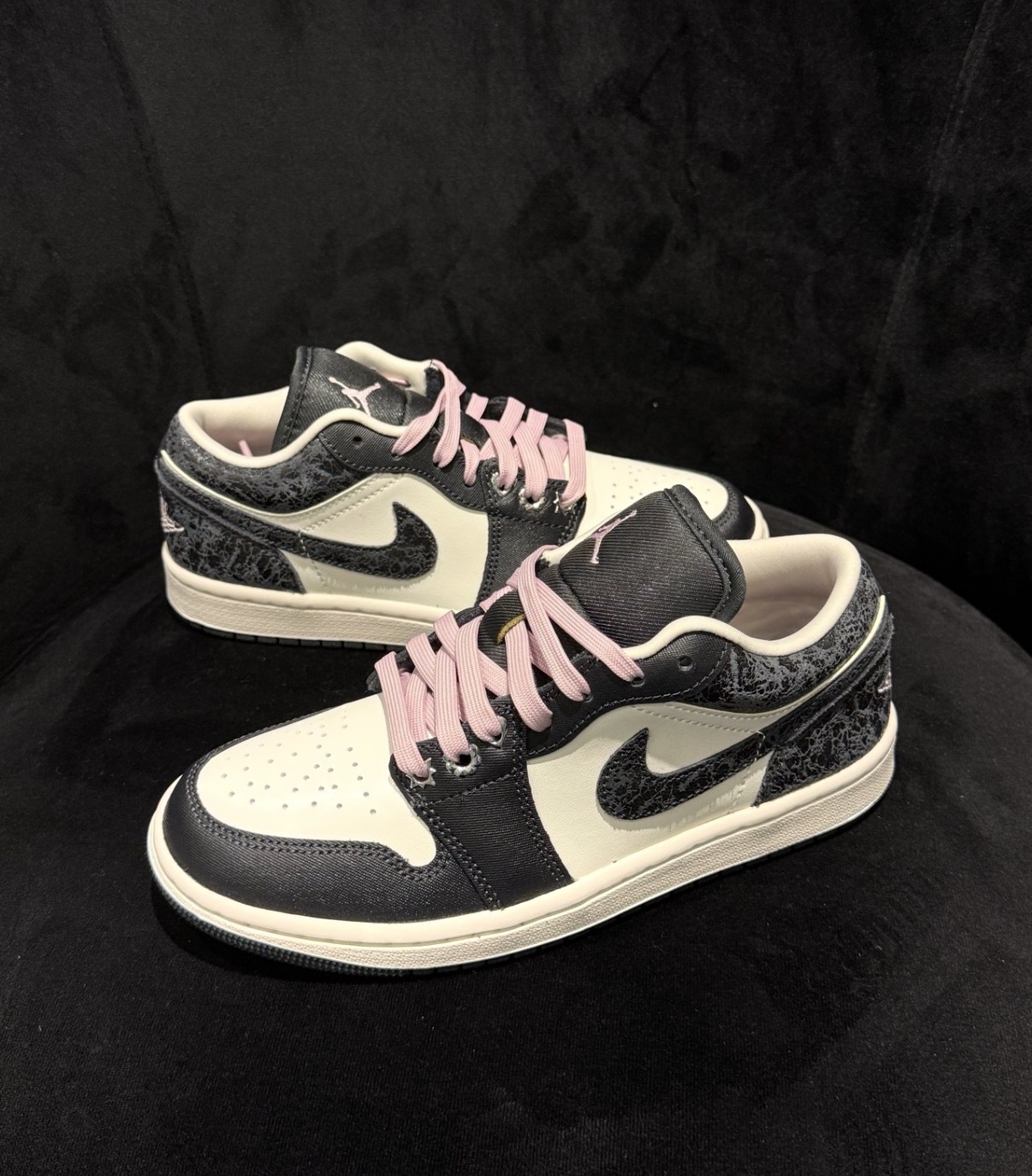 女鞋 NIKE W AIR JORDAN 1 LOW SE 黑白粉 復刻 喬丹 皮革 緩震 休閒鞋【II0595-001】AJ1