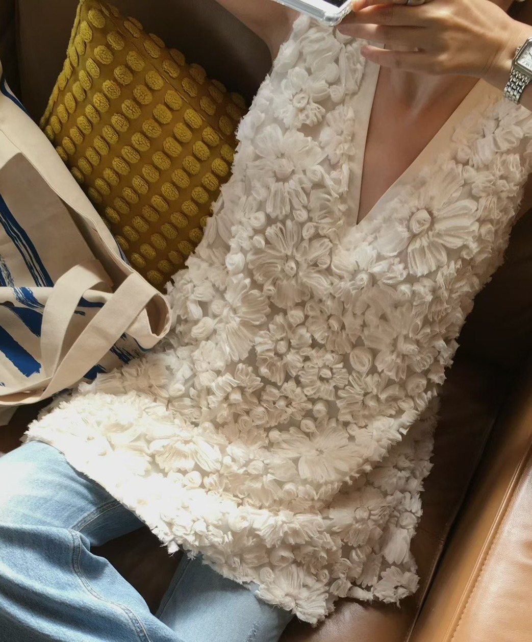 立體透紗花朵造型V領無袖短洋裝 / 2色