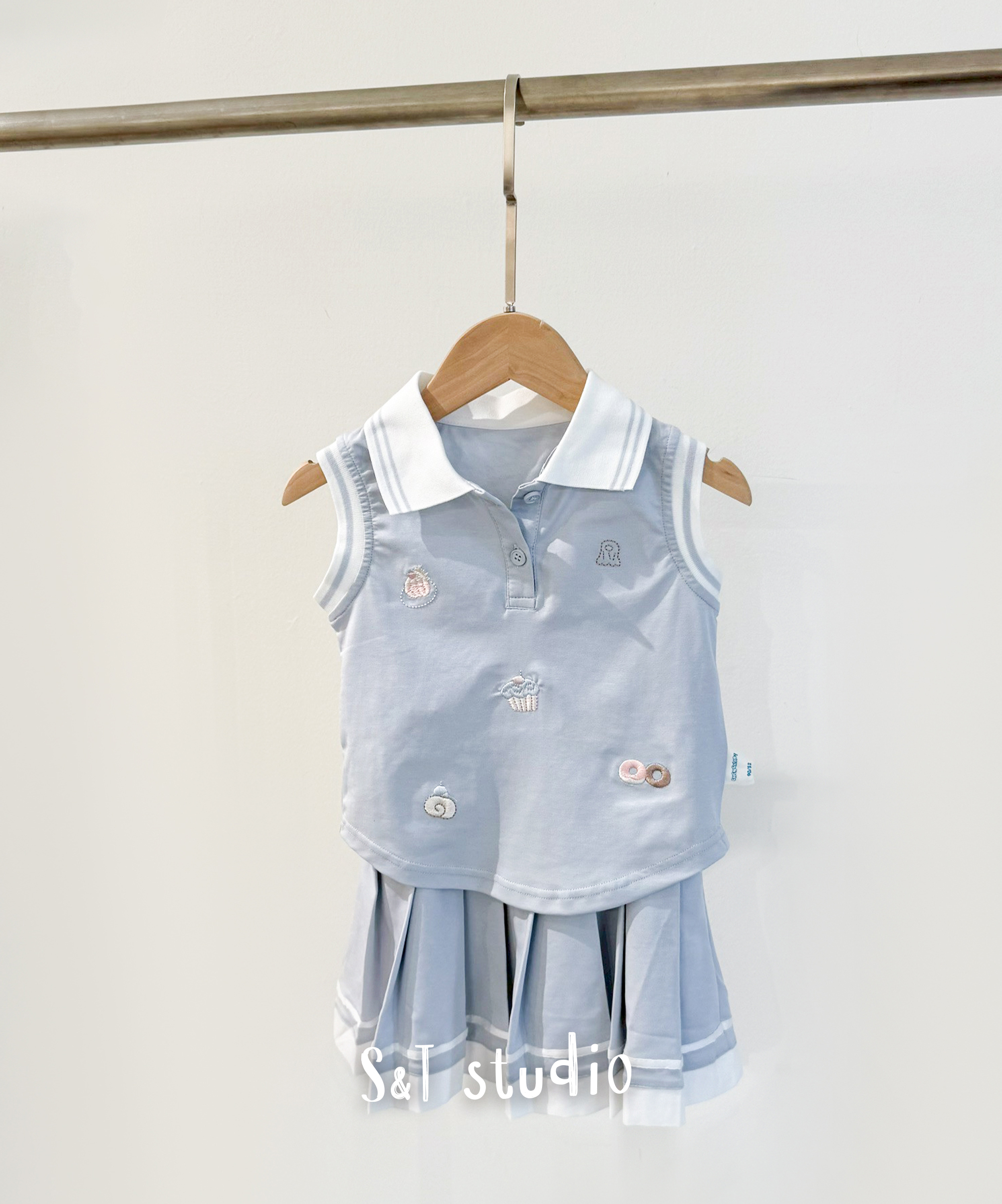 夏日學院風童趣刺繡POLO領上衣+百褶裙兩件式套裝（90-130)