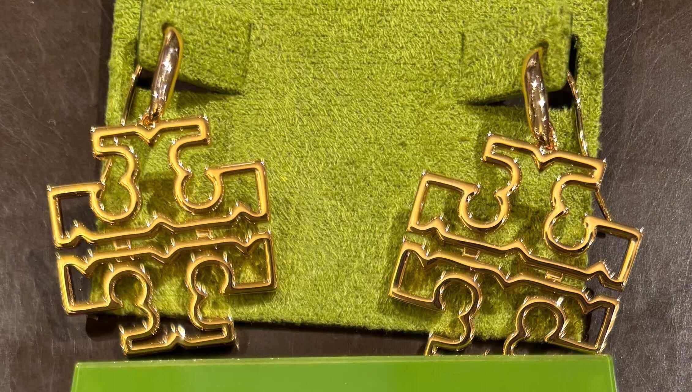 【預購】Tory Burch H052230 大logo金色耳環