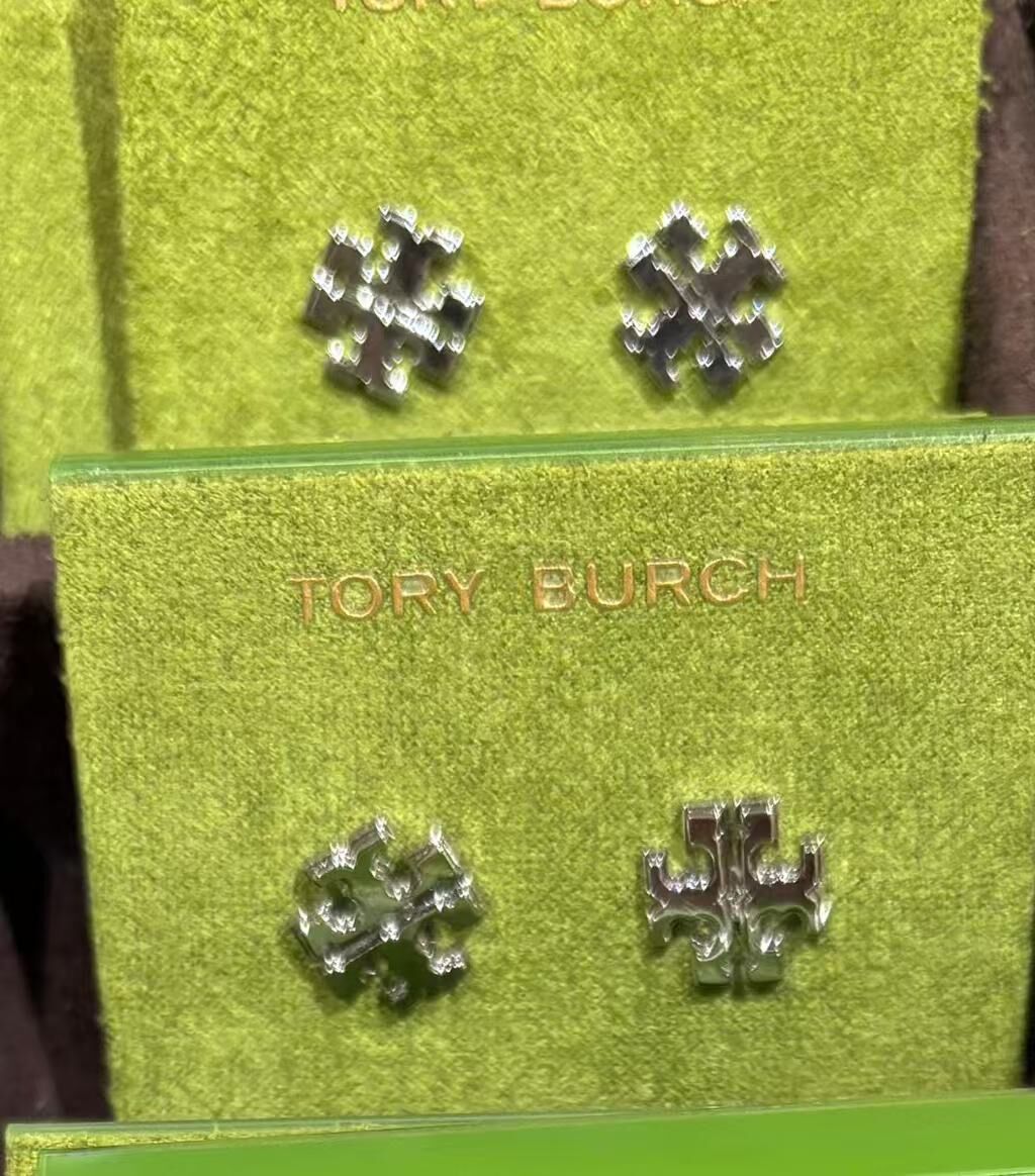 【預購】Tory Burch H052238 小號銀色logo耳環