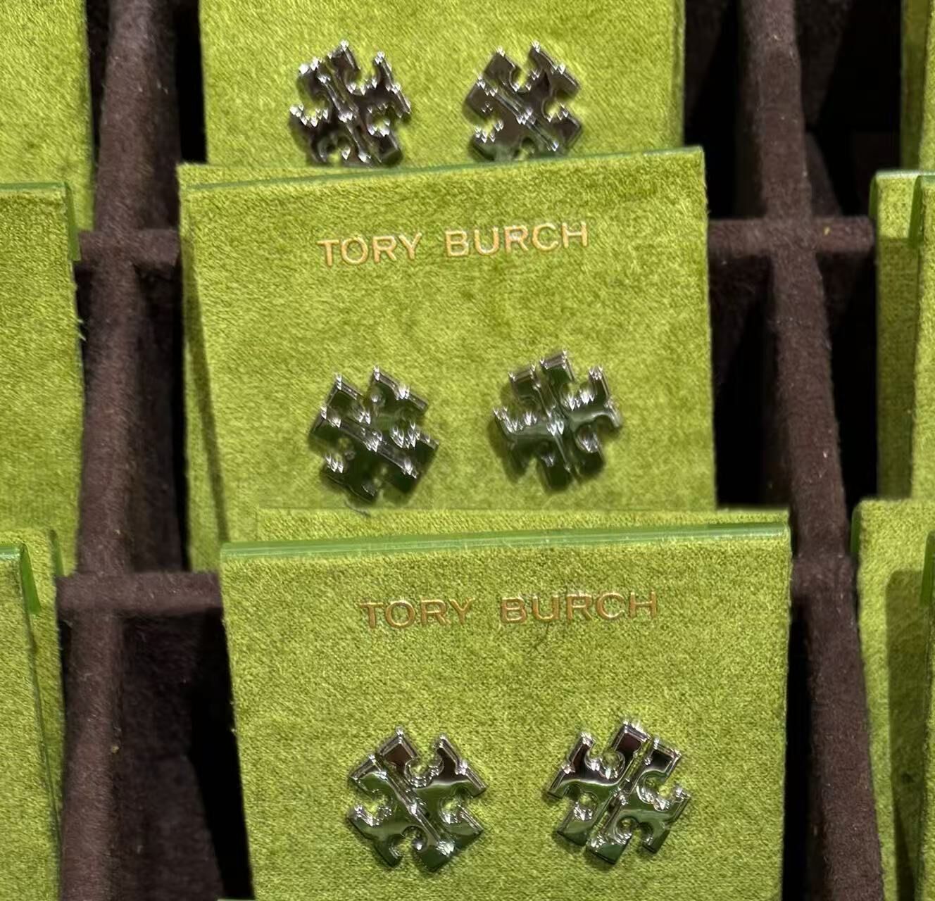 【預購】Tory Burch H052239 大號銀色logo耳環