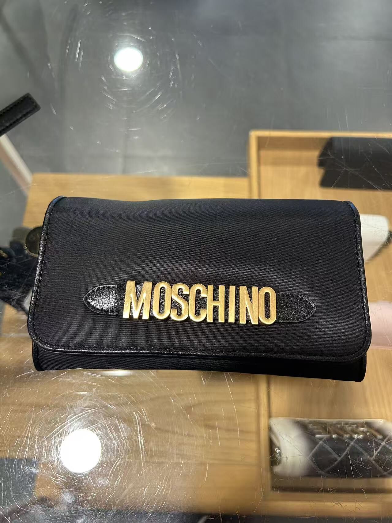 LYS01800 MOSCHINO 金色Logo Woc
