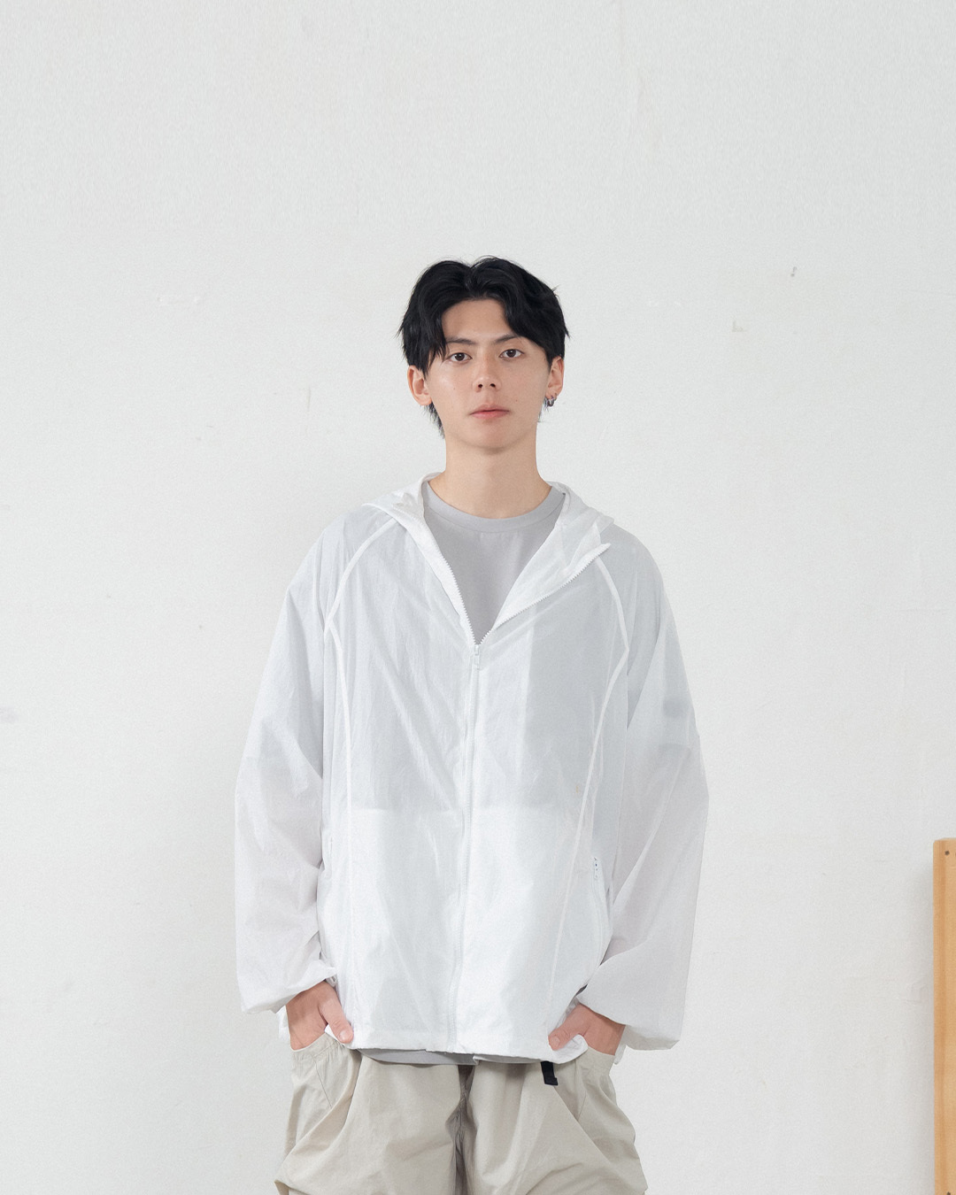 Windproof and sun-protective hooded lightweight jacket, available in two colors. 1/2【02071713】in stock+pre-order