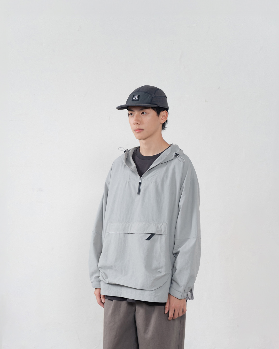 Water-repellent half-open hooded jacket with large pockets, available in two colors. 1/2【01099729】in stock+pre-order