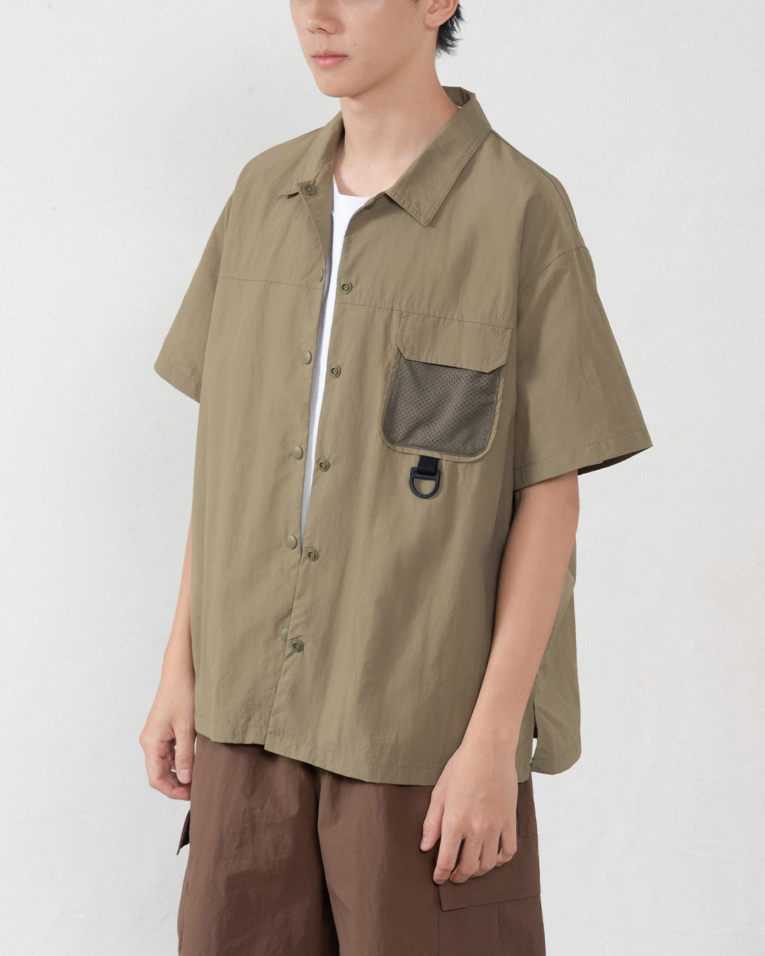 Wide-fit shirt with single pocket design in two colors. 1/2【01025764】in stock+pre-order