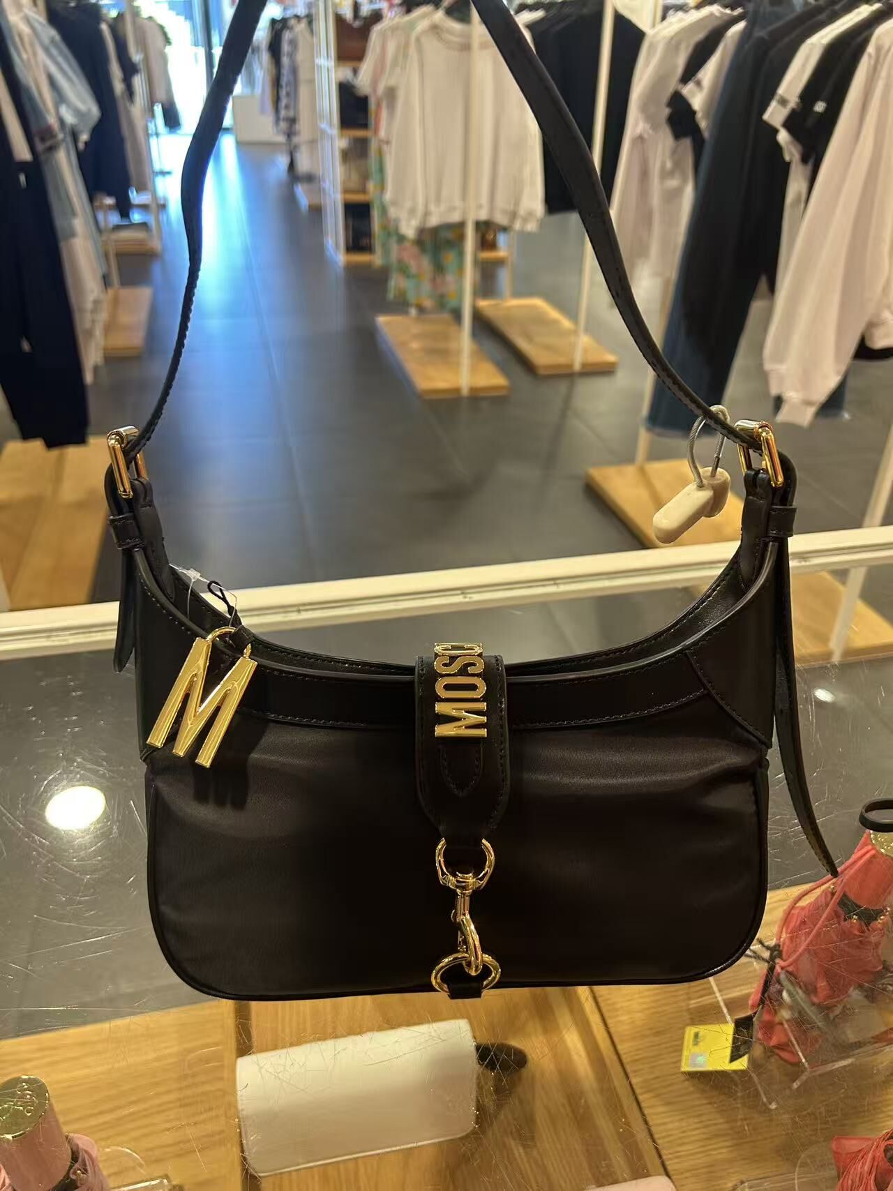LYS01801 MOSCHINO 金色Logo馬鞍扣單肩腋下袋