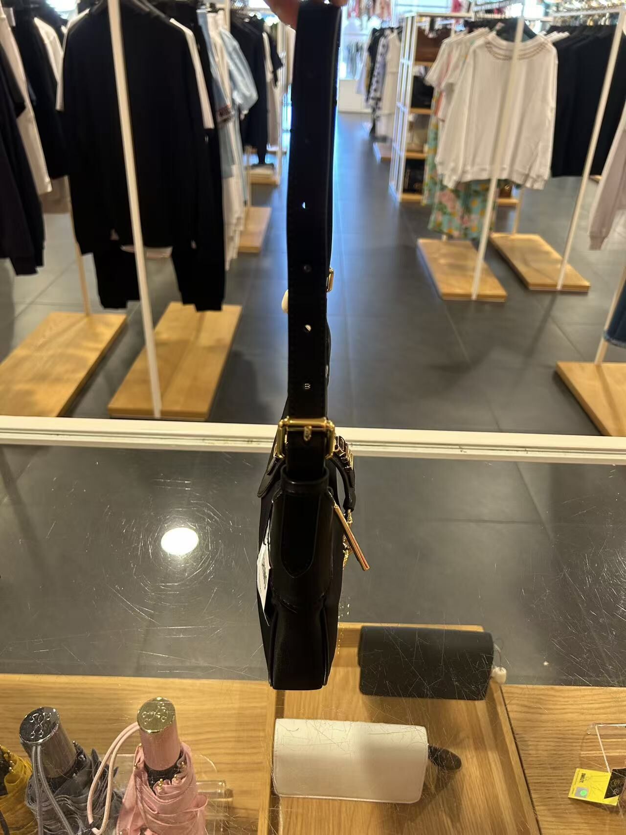 LYS01801 MOSCHINO 金色Logo馬鞍扣單肩腋下袋