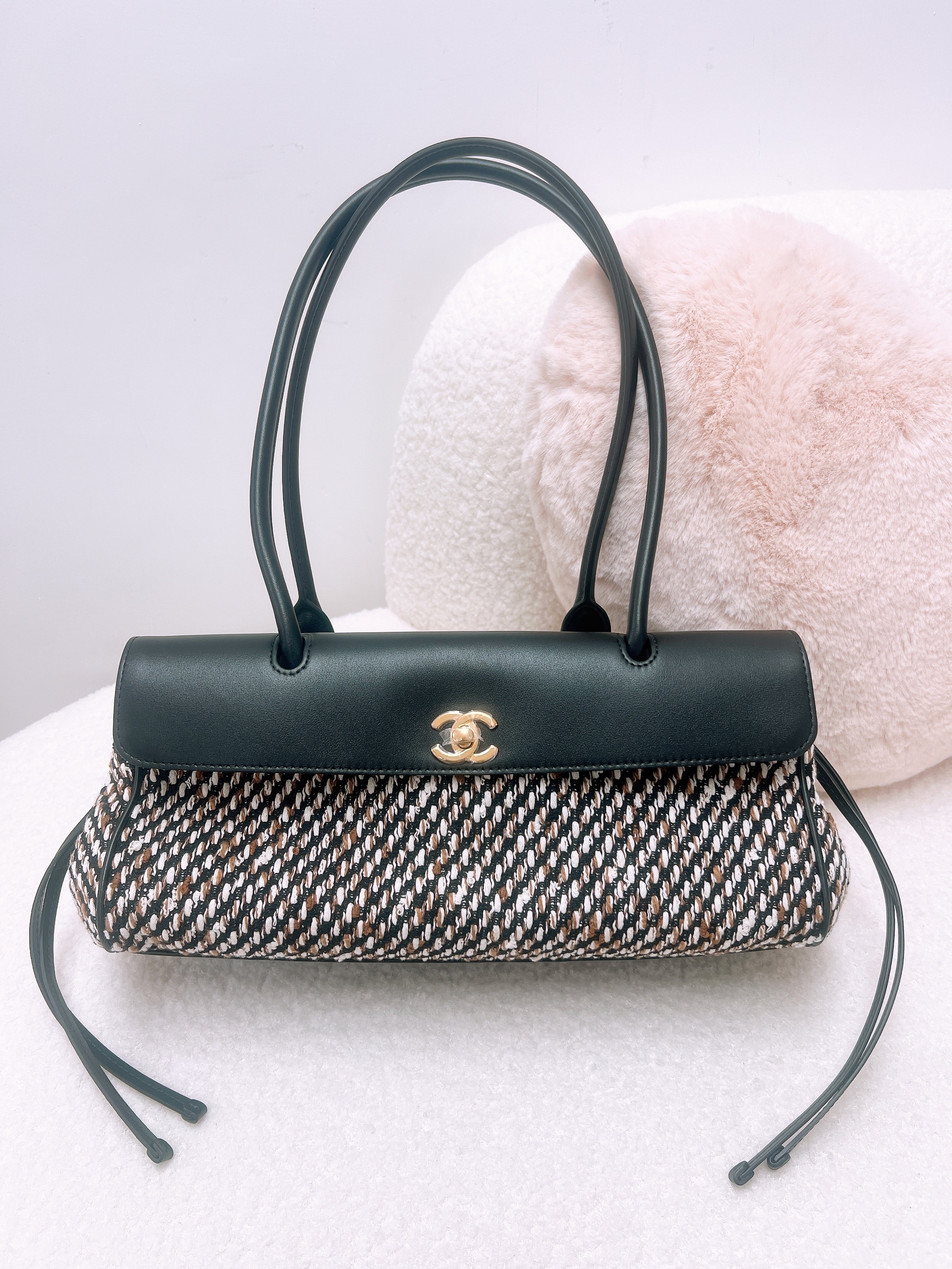 *Brand New* Chanel 26s 法棍 hobo black tweed