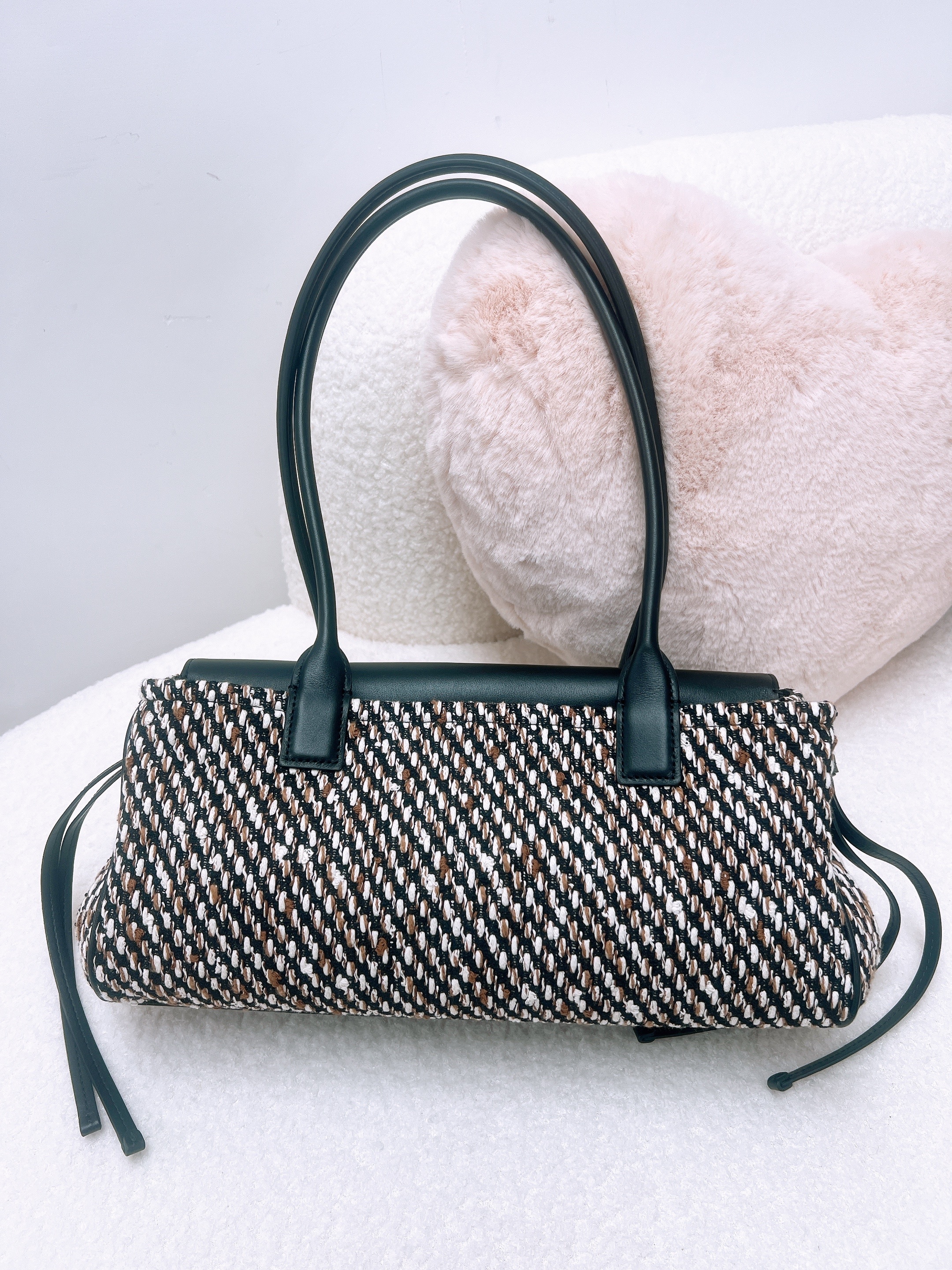 *Brand New* Chanel 26s 法棍 hobo black tweed