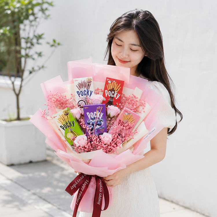 女孩拿著pocky香皂花滿天星花束,在戶外白牆前