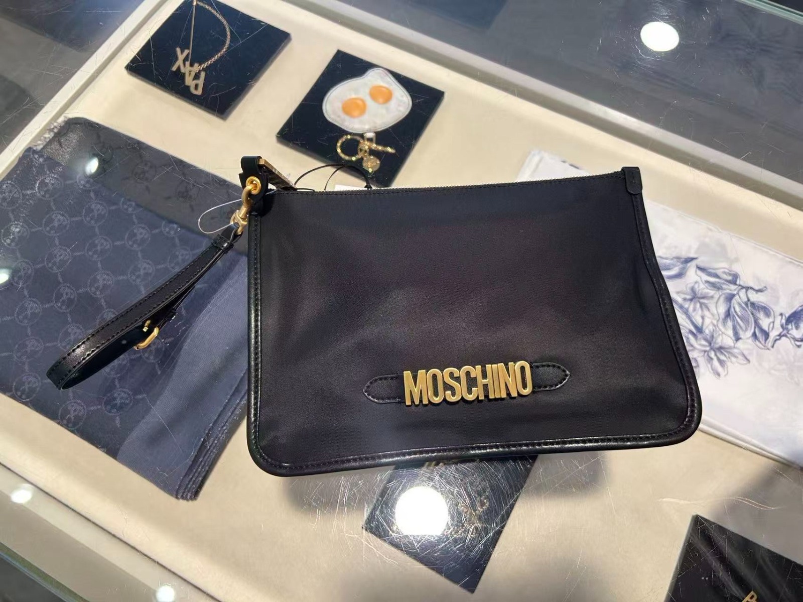 LYS01802 Moschino 金屬字母Logo尼龍皮革邊手拿包