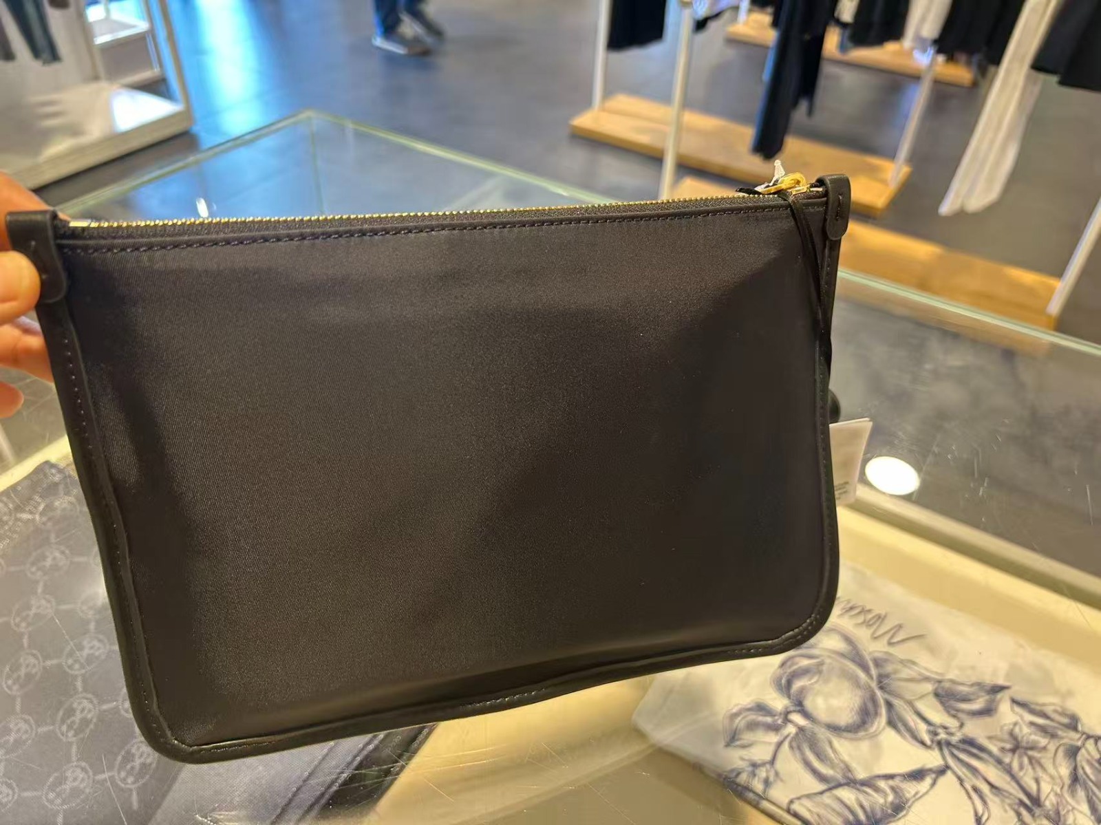 LYS01802 Moschino 金屬字母Logo尼龍皮革邊手拿包