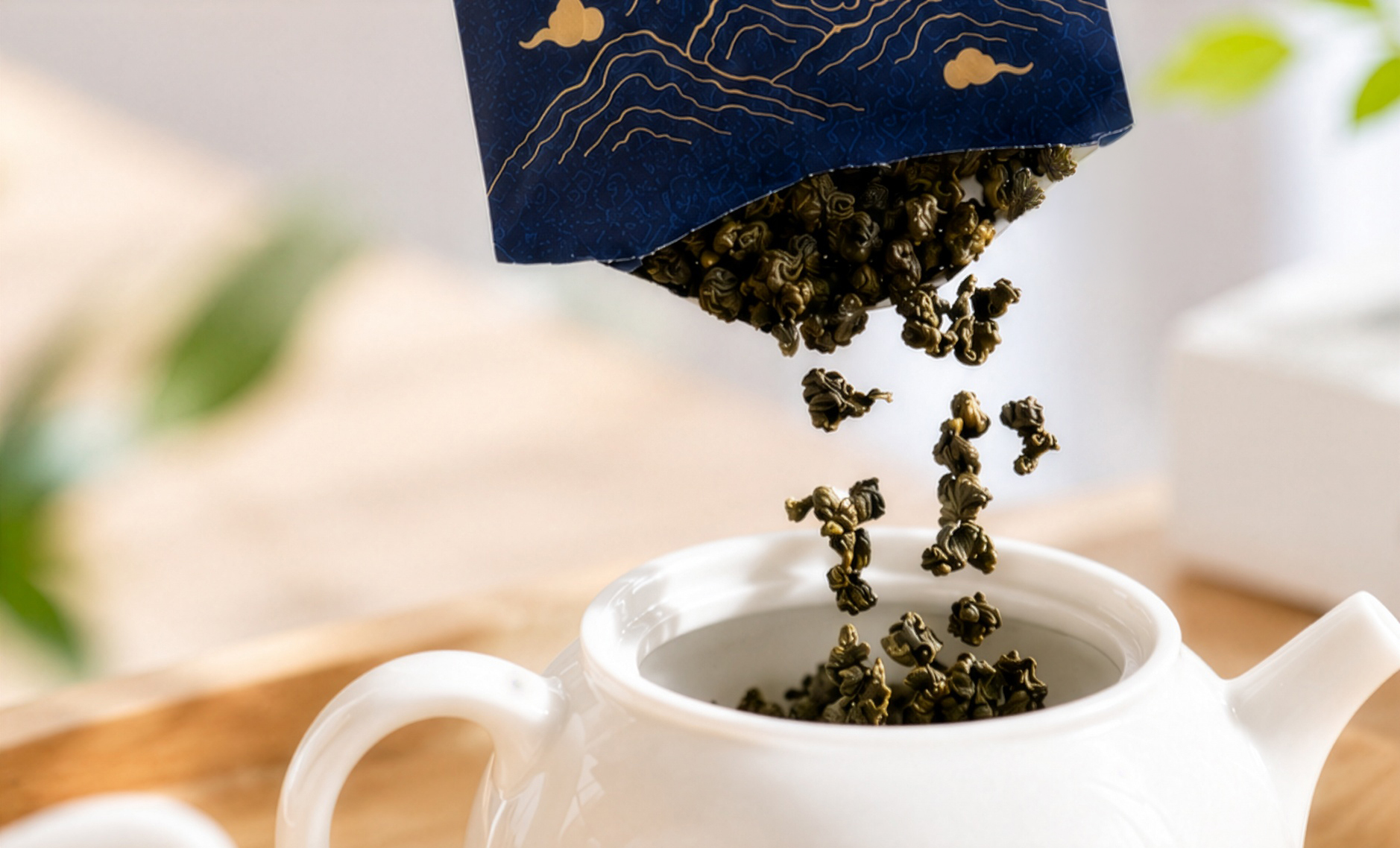撕開澧瀜號一口泡，將原葉倒入茶壺