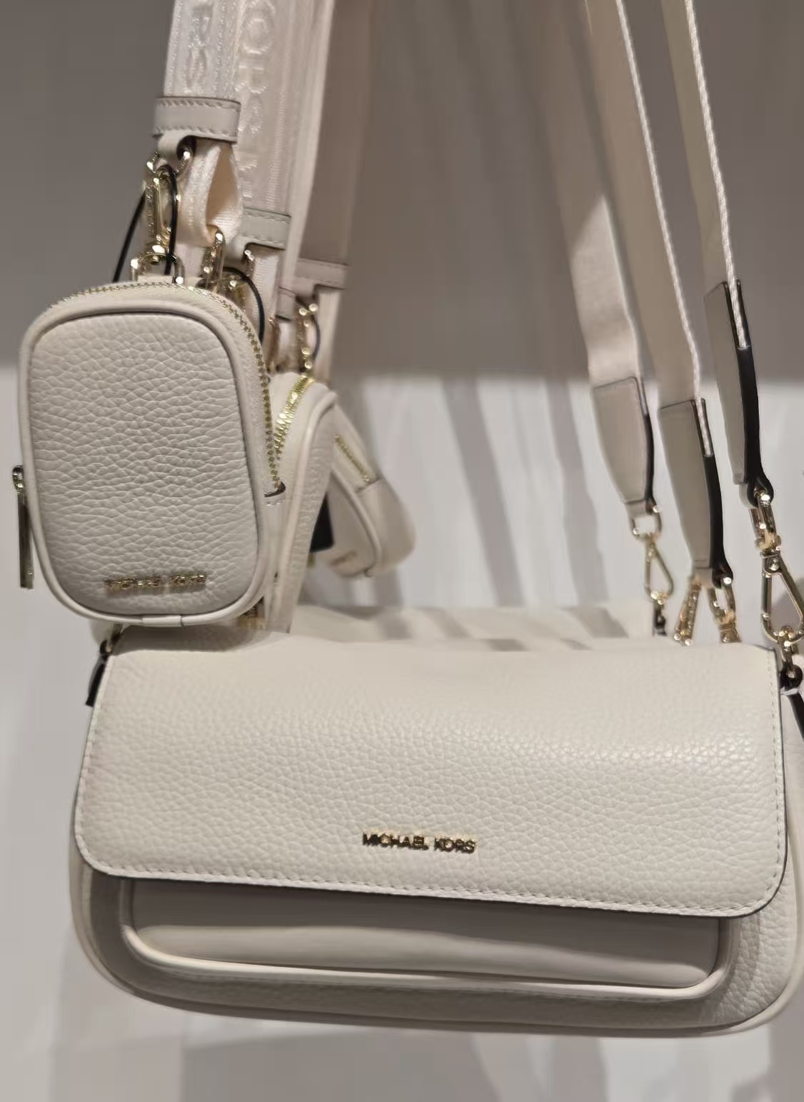 【預購】Michael Kors H052390  Jet Set 小號標誌印花斜背包配小袋