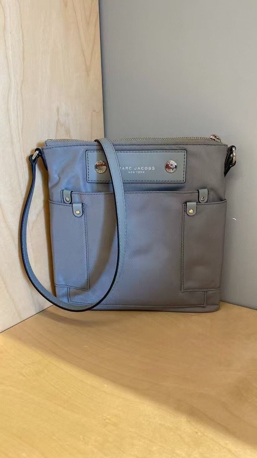 【預購】Marc Jacobs H0523118 灰色尼龍 Preppy 方形斜孭袋