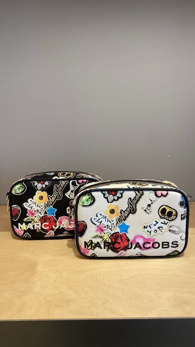 【預購】Marc Jacobs H0523128 貼紙印花相機包