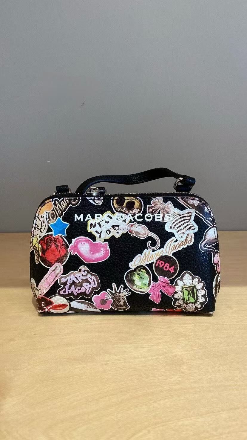 【預購】Marc Jacobs H0523129 黑色貼紙印花斜孭袋
