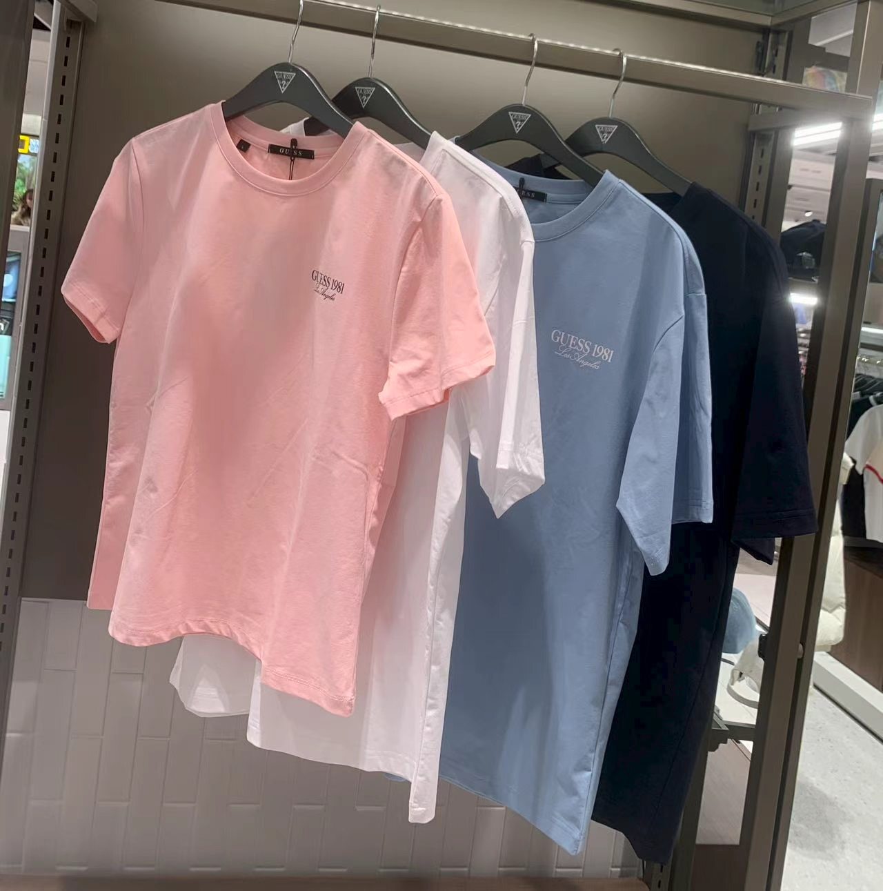 【韓國預購】DKR052301 GUESS 1981 經典 Logo 短袖上衣