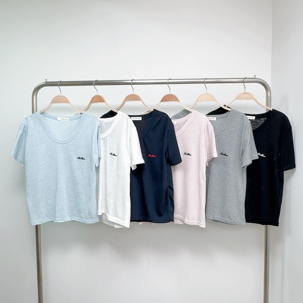 ⭐️⭐️【預訂】U領小刺繡字雪花彈棉TEE (C59-C64)