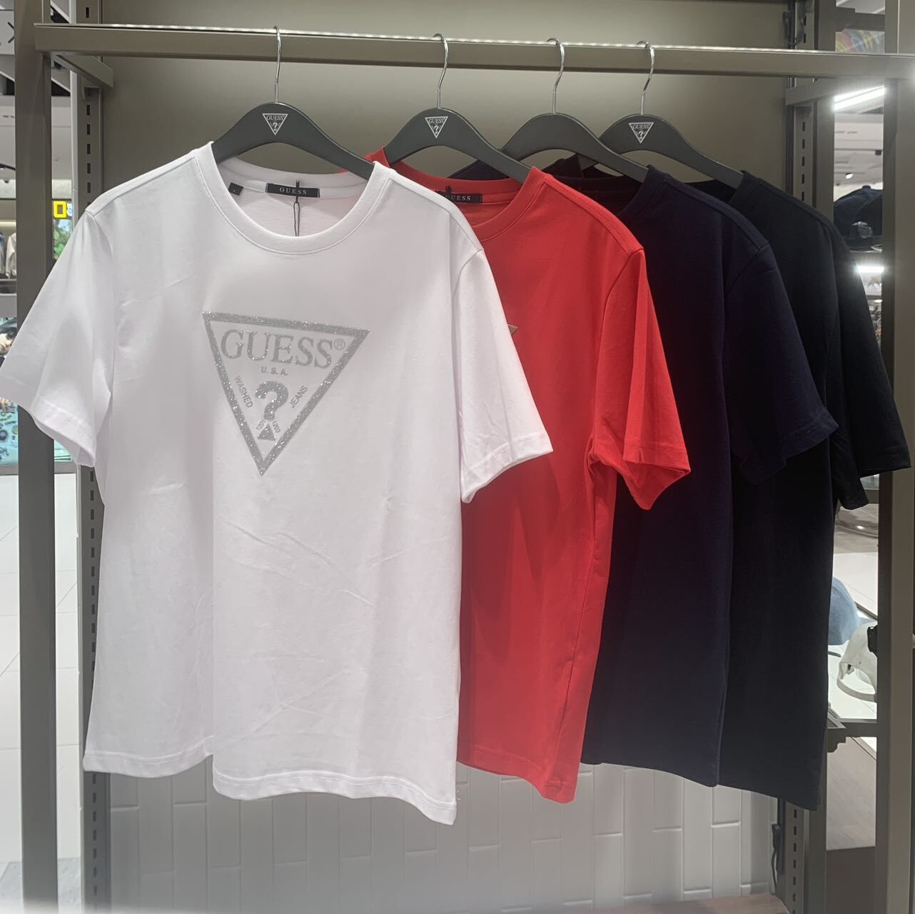 【韓國預購】DKR052303 GUESS 閃亮三角 Logo 短袖上衣