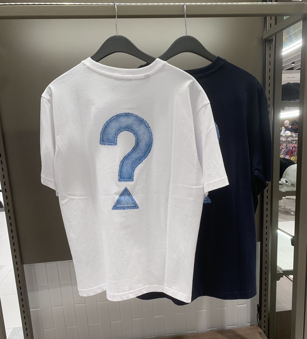 【韓國預購】DKR052305 GUESS 牛仔布問號 Logo 短袖上衣