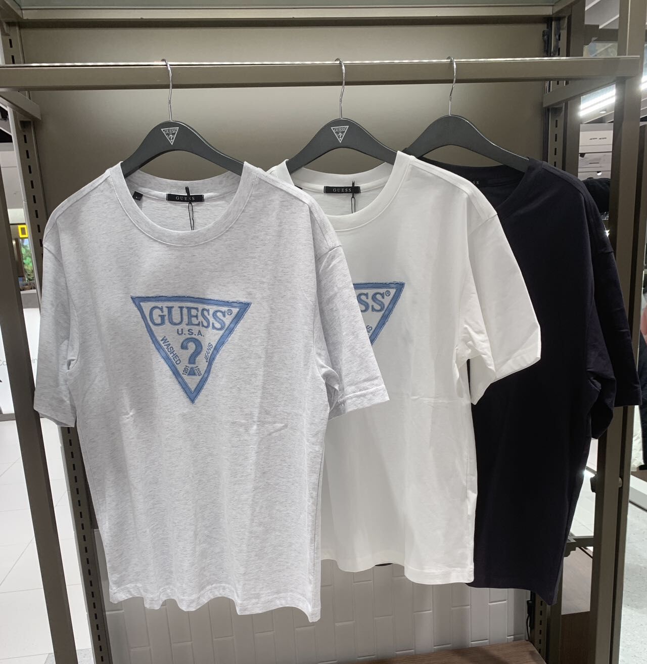 【韓國預購】DKR052306 GUESS 三角洗水 Logo 短袖上衣