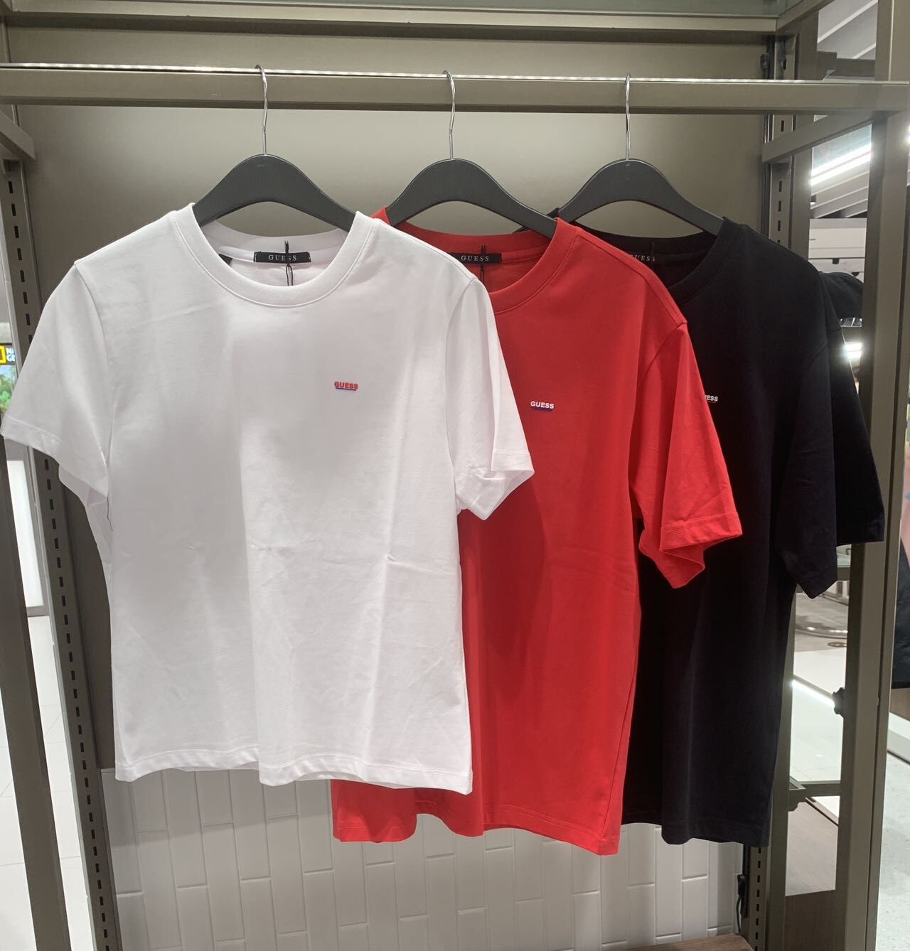 【韓國預購】DKR052307 GUESS 簡約胸口小 Logo 短袖上衣