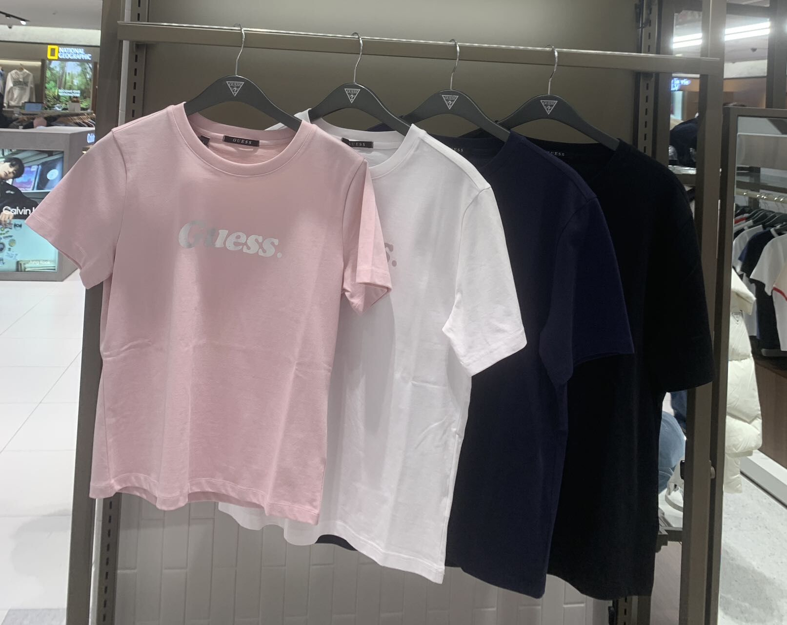 【韓國預購】DKR052308 GUESS 金屬 Logo 短袖上衣