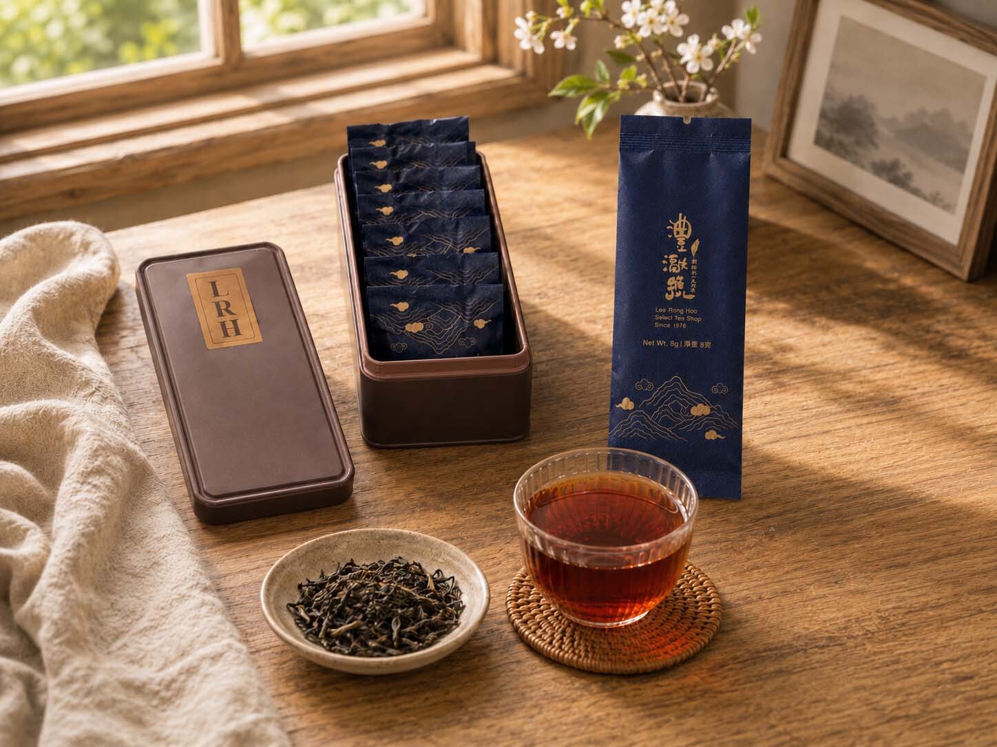 紅韻茶系一口泡禮盒，琥珀紅茶湯與條索狀紅茶茶葉