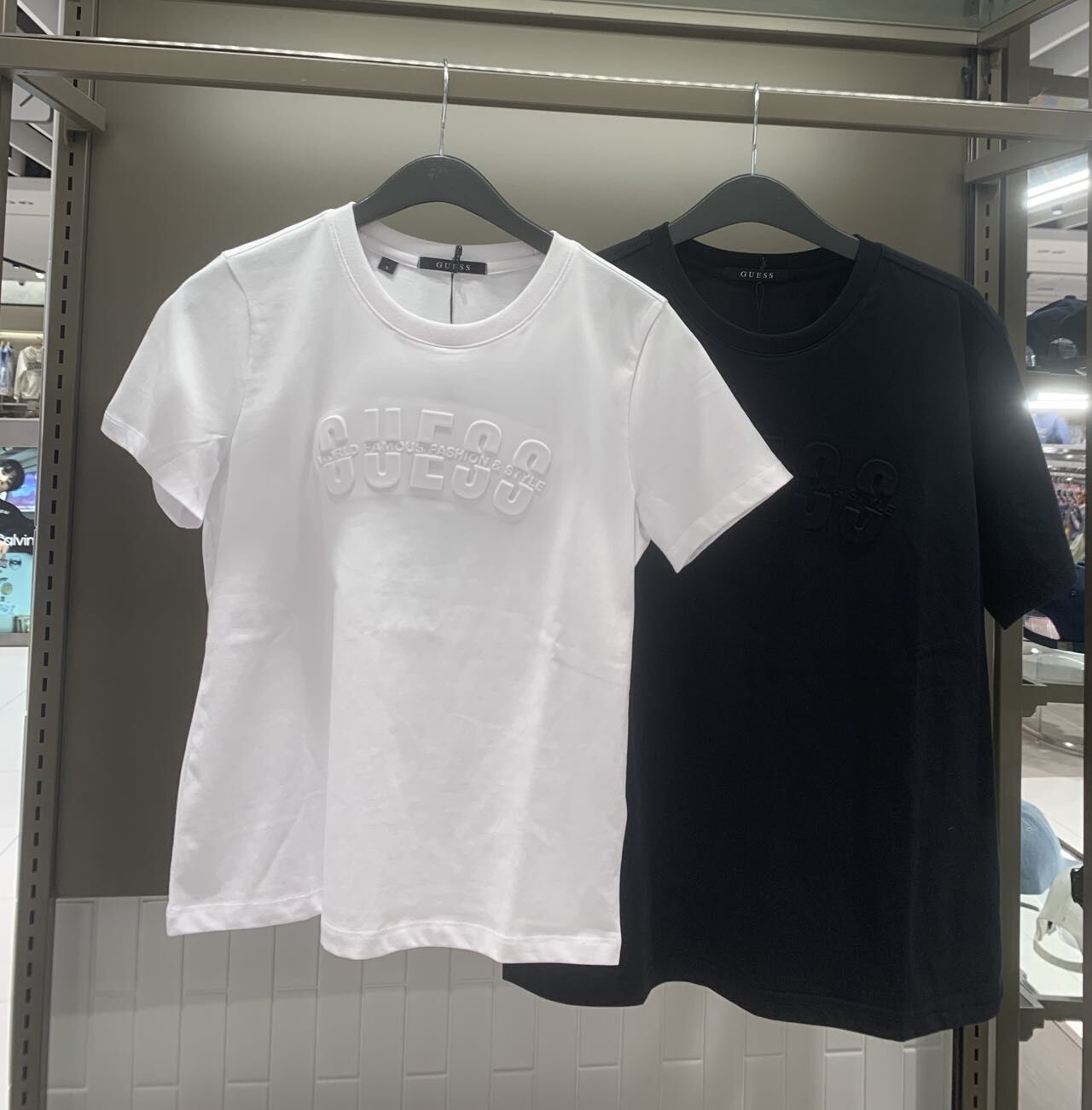 【韓國預購】DKR052309 GUESS 立體 Logo 短袖上衣