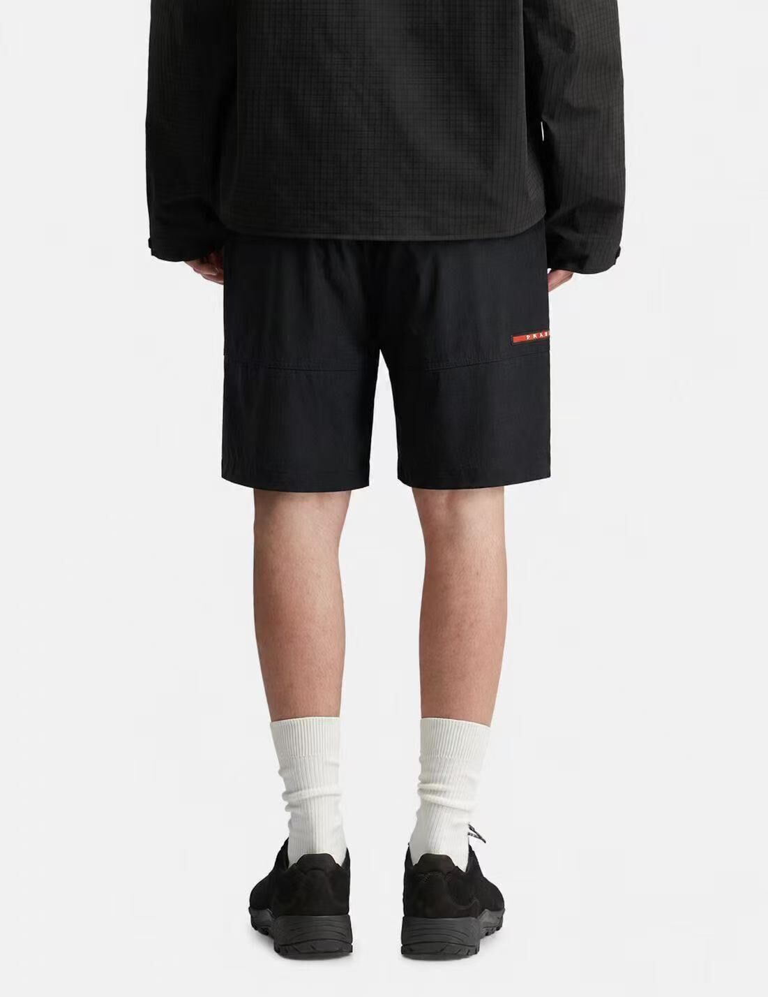 Prada 紅標logo 黑色 短褲