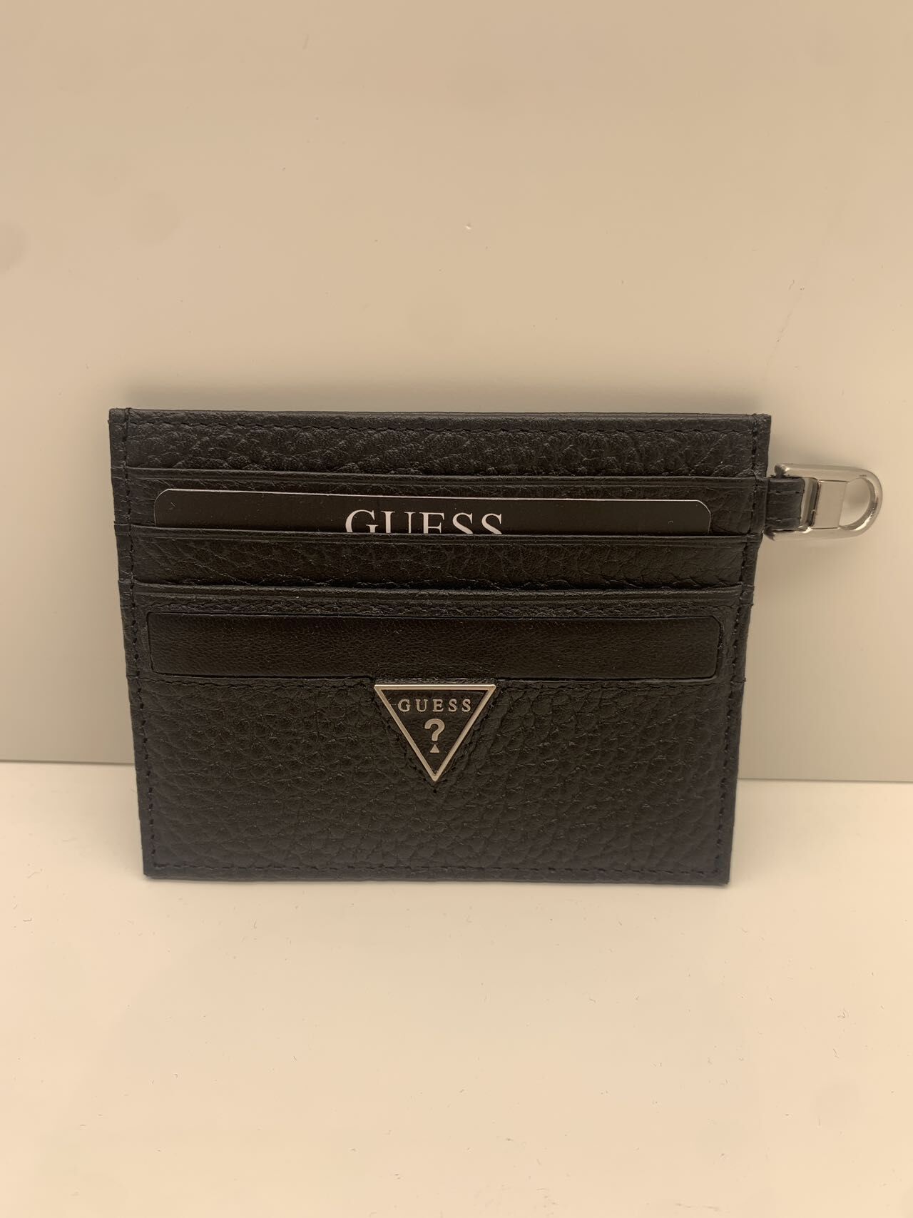 【韓國預購】DKR052314 GUESS 三角金屬 Logo 卡套 (黑色)
