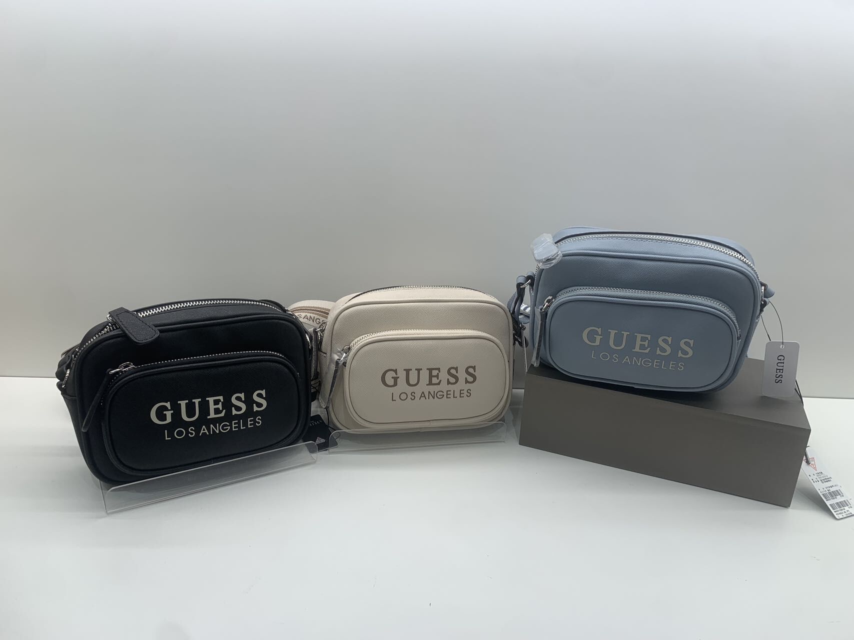 【韓國預購】DKR052317 GUESS Logo 雙拉鏈相機包