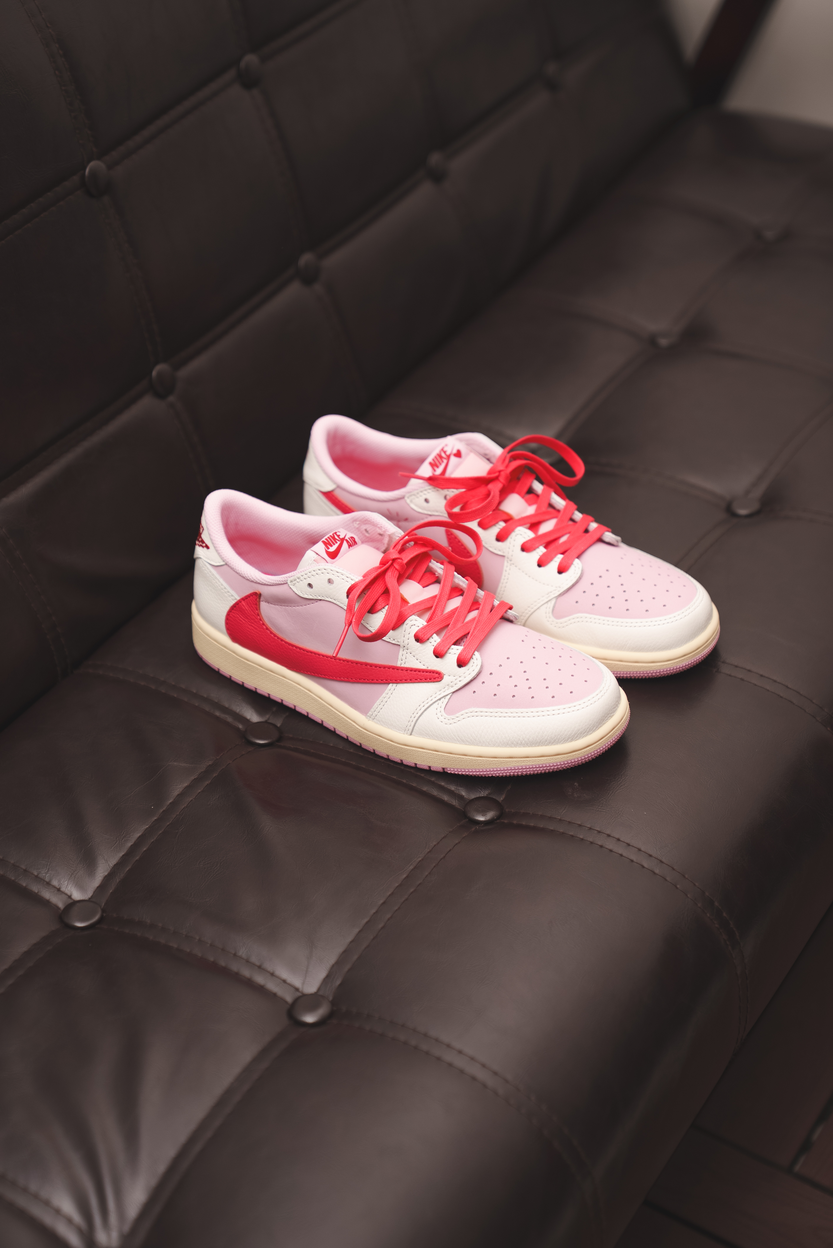【Focus Store】現貨秒發 Travis Scott x Nike Air Jordan 1 Low OG "Sail Tropical Pink" 粉色 倒鉤 IQ7604-101