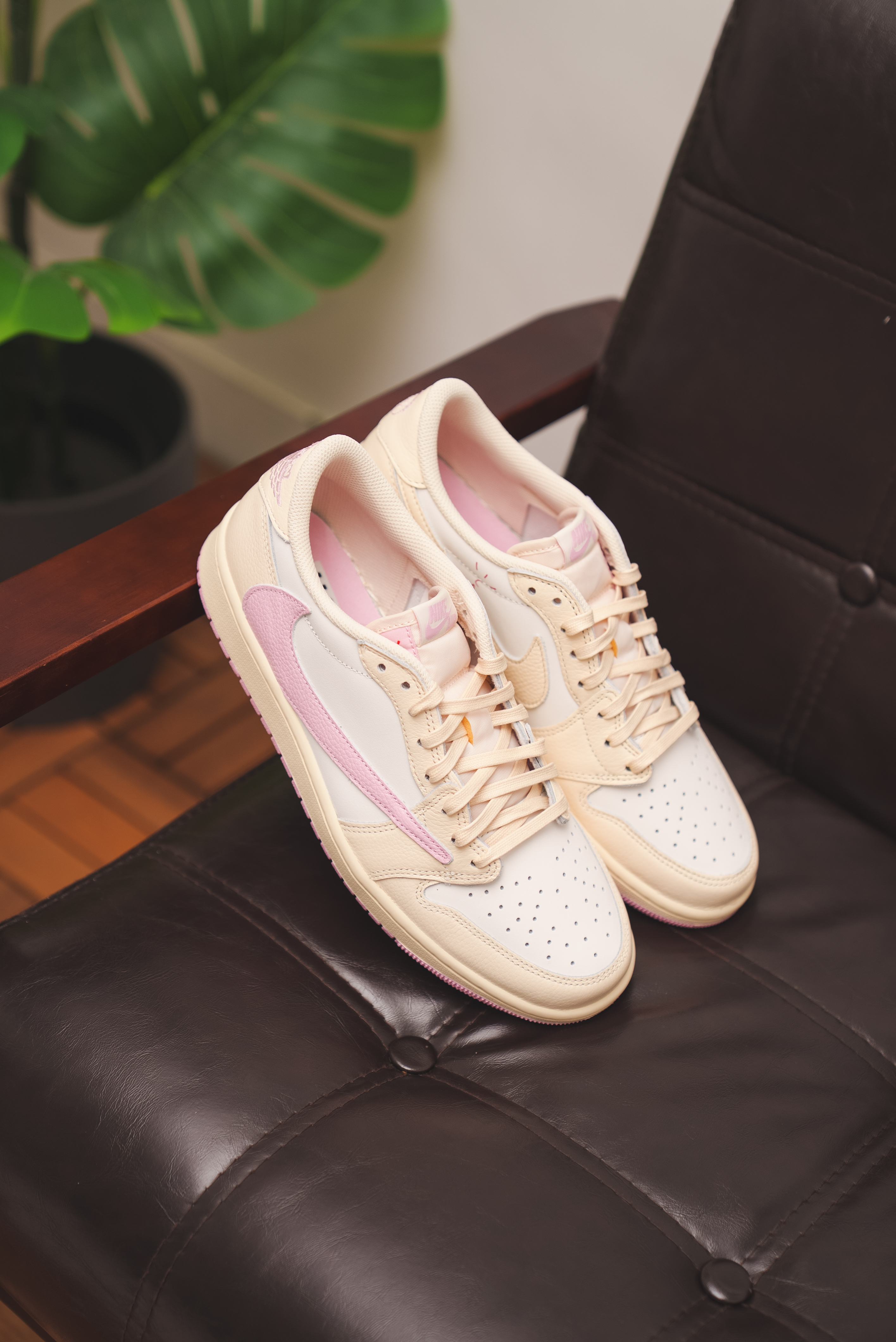 【Focus Store】現貨秒發 Travis Scott x Nike Air Jordan 1 Low OG "Muslin Pink" 黃粉色 倒鉤 IQ7604-100