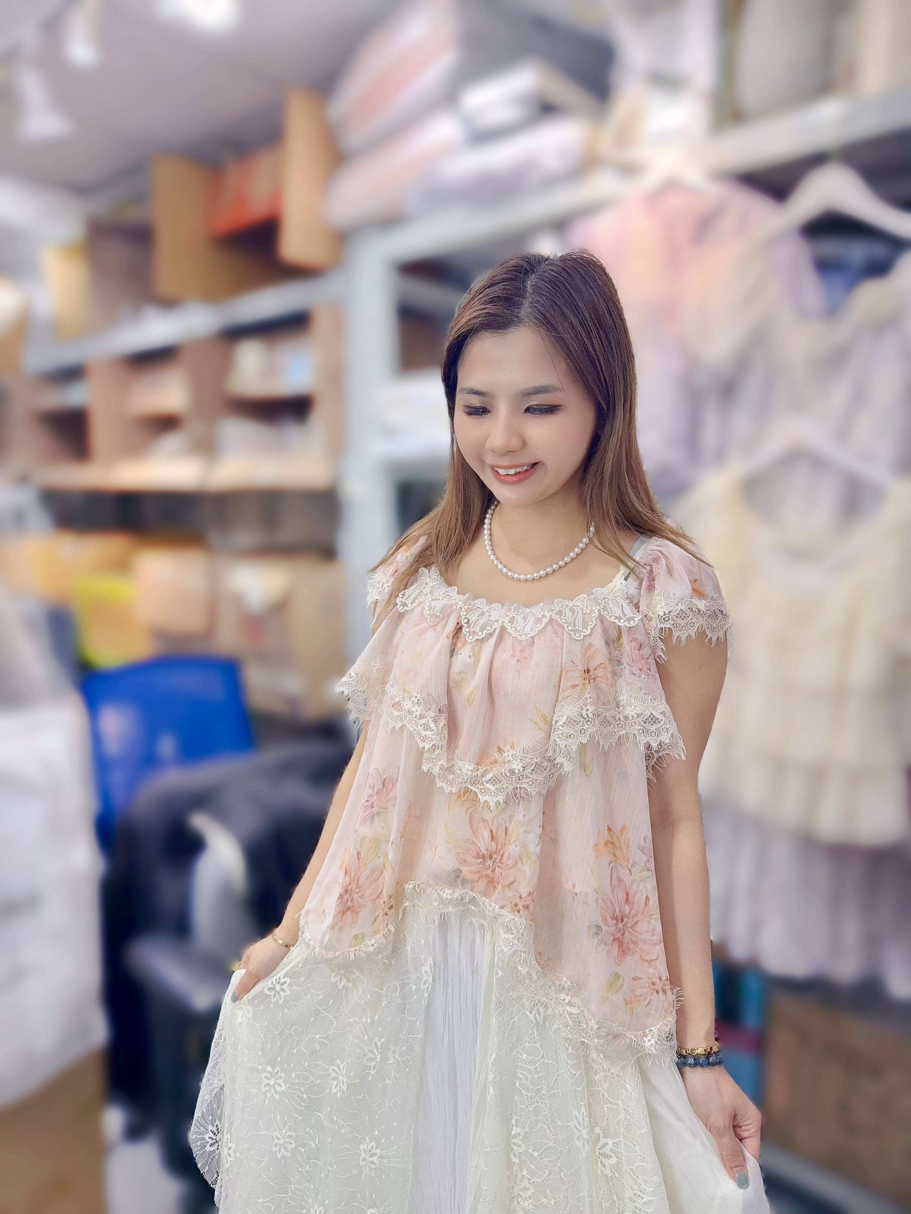 AM03  淺粉LACE花上衣  S:胸38 長22 /M:胸40 長22 $269