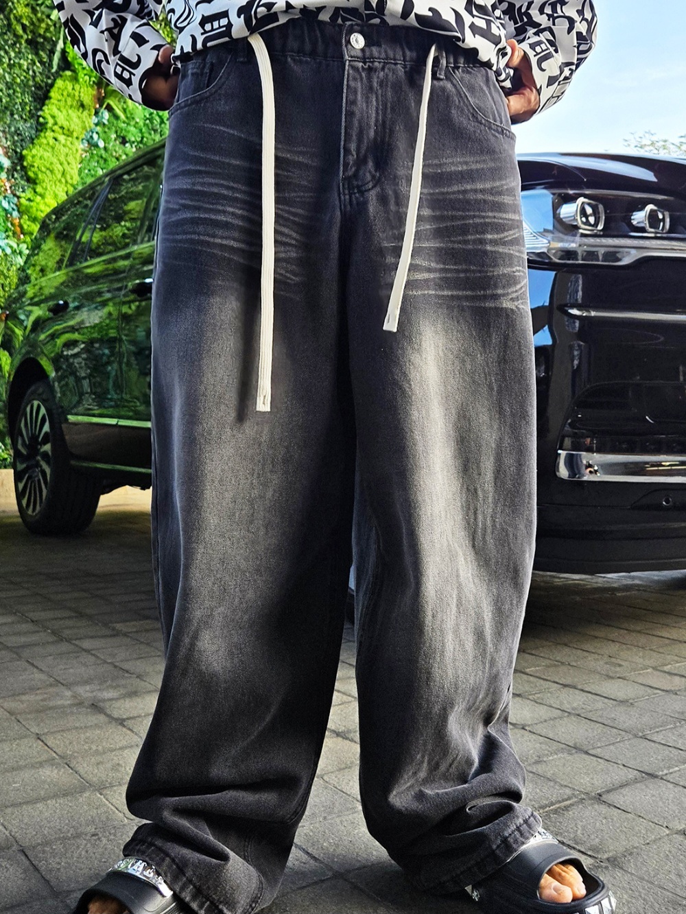 Wide-leg jeans with back button