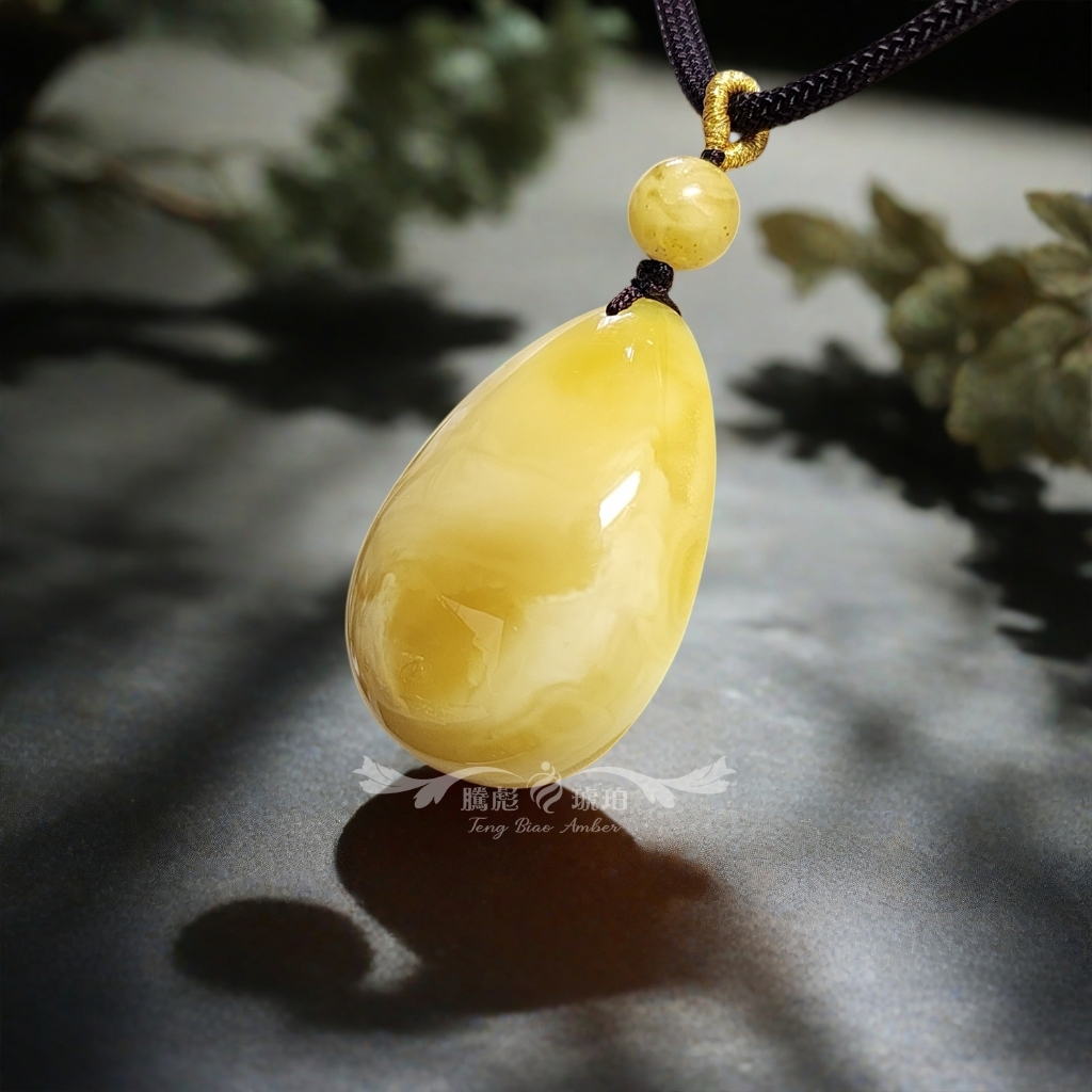 【騰彪琥珀】 收藏級奶白花蜜蠟水滴掛墜 羊脂潤感 對稱精品美學 帶溶洞紋理 附保卡/可代送鑑定 避邪安神守護 現貨免運