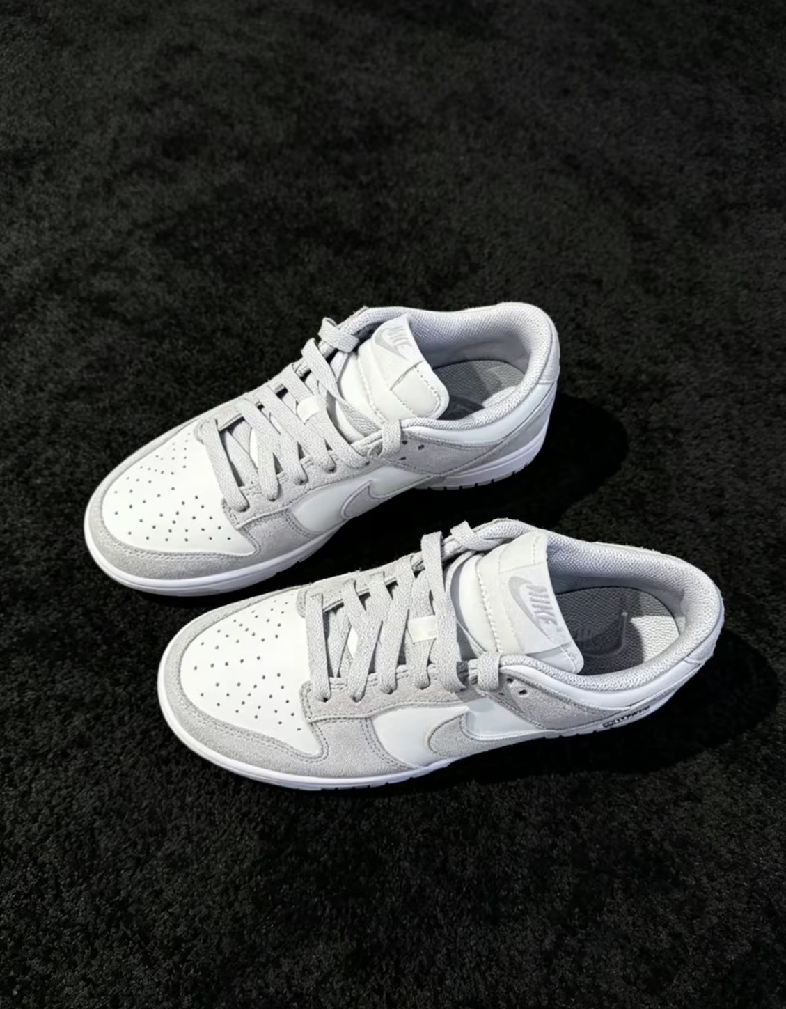 Nike Dunk Low "Sail/Vast Grey" 麂皮 米灰白 金屬銀小勾 IO4244-105