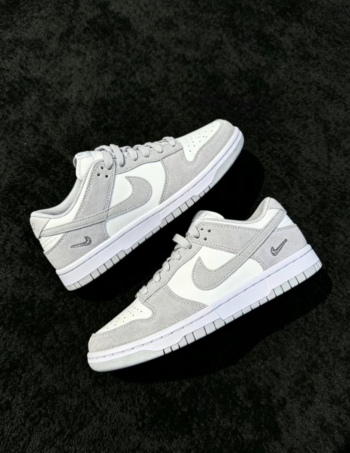 Nike Dunk Low "Sail/Vast Grey" 麂皮 米灰白 金屬銀小勾 IO4244-105